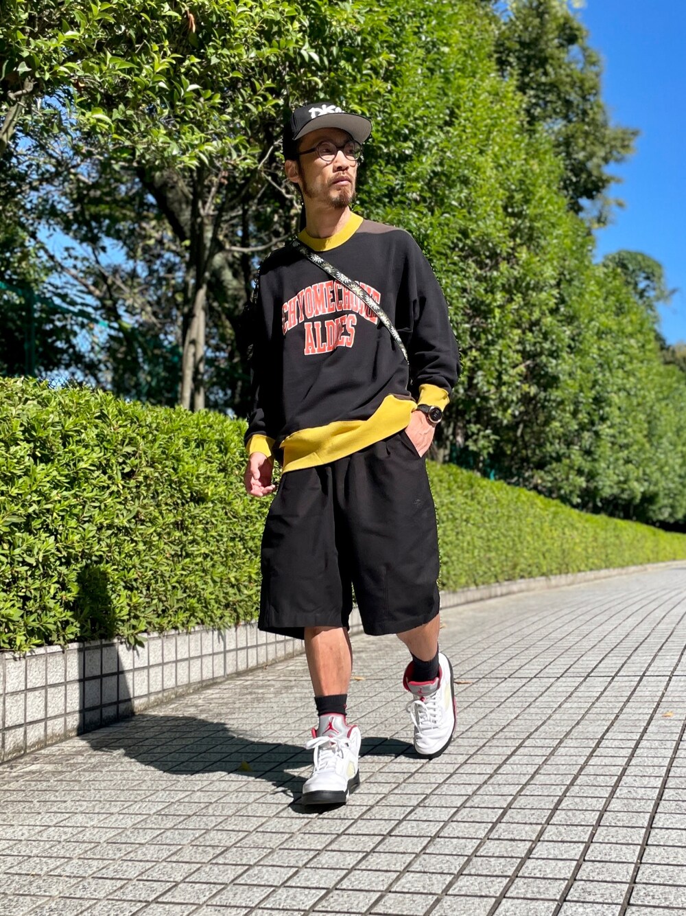 ブラック系のスウェット、ブラック系のその他パンツ、ブラック系のキャップを着用したメンズの秋コーディネートの1枚目の写真