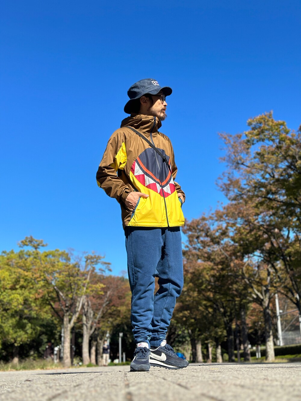 「ALDIES、ハット、デニムハット、アールディーズハット、アウター、マウンテンパーカー、ソフトシェル、アールディーズアウター、スウェットパンツ、サルエルパンツ、イージーパンツ、アールディーズパンツ、カジュアルコーデ、大人コーデ、シンプル」｜「ALDIESのForce Hat(Navy)（ハット、その他）」を使った、りょうさん（メンズ・171cm）の秋コーディネートの1枚目の写真
