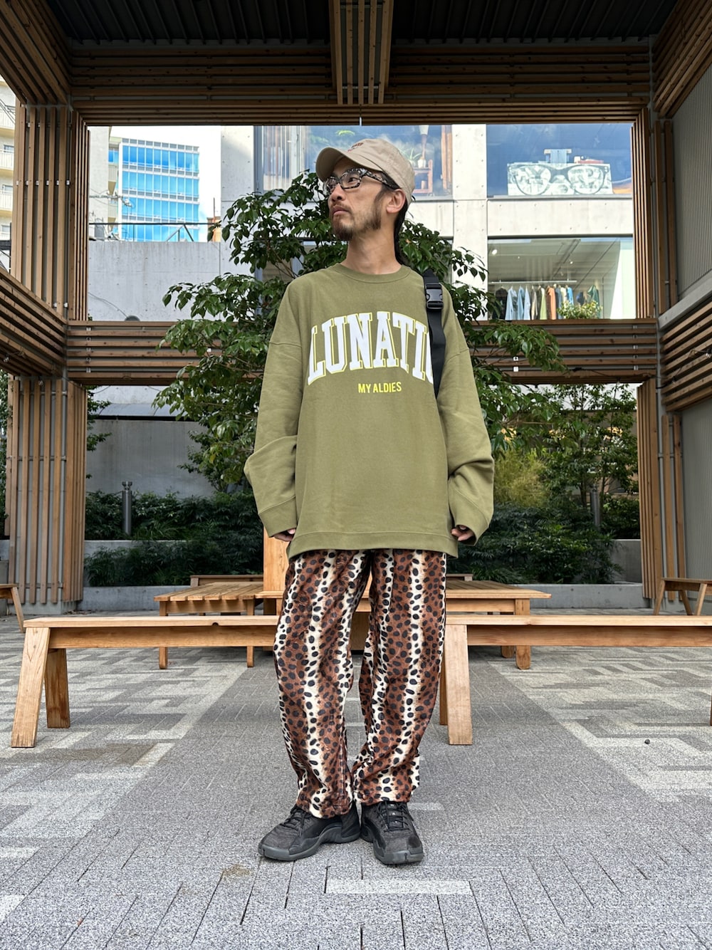「ALDIES、ワークキャップ、キャップ、トレーナー、ビックシルエット、スウェット、クライミングパンツ、ワイドパンツ、イージーパンツ、カジュアルコーデ、冬コーデ、今日のコーデ」｜「ALDIESのBeer Work Cap / ビアーワークキャップ（キャップ、ベージュ系）」を使った、りょうさん（メンズ・171cm）の冬コーディネートの1枚目の写真