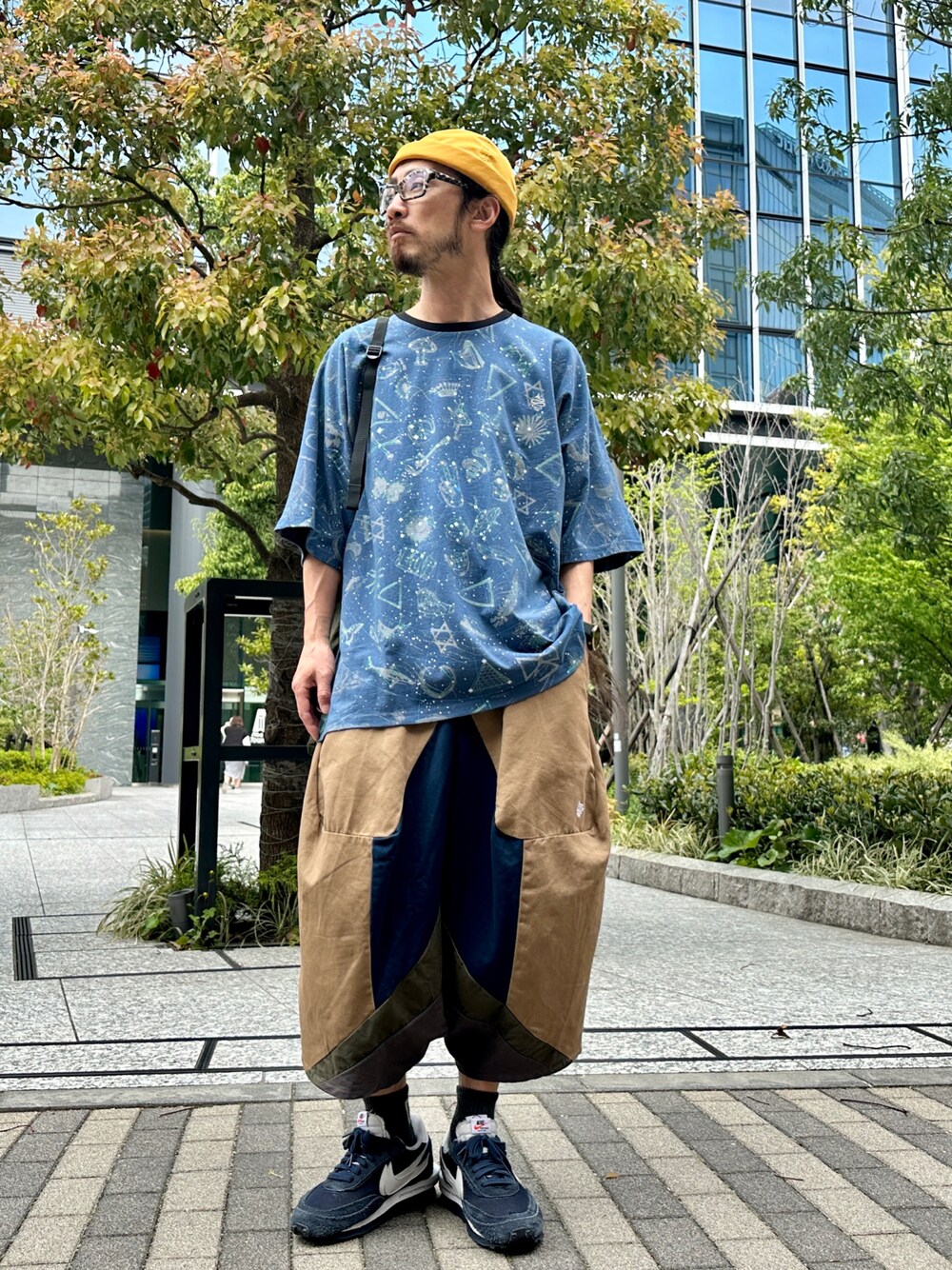 ブルー系のTシャツ/カットソー、ベージュ系のその他パンツ、イエロー系のキャップを着用したメンズの春コーディネートの1枚目の写真
