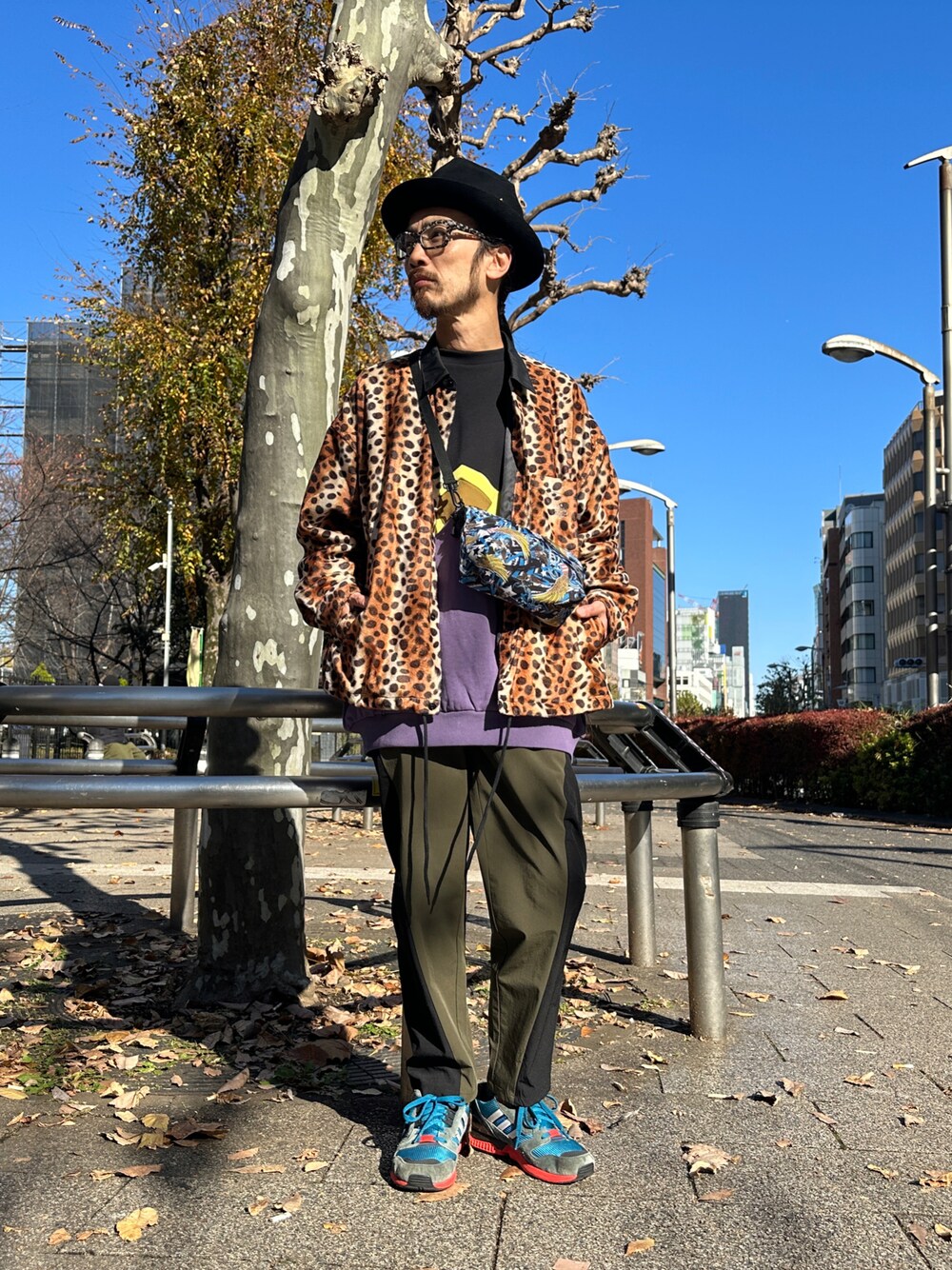 「ALDIES、ハット、コーチジャケット、アウター、アニマル柄、スウェット、トレーナー、ビックシルエット、ジョガーパンツ、イージーパンツ、ショルダーバッグ、冬のコーデ、オトナカジュアル、今日のコーデ」｜「ALDIESのMountain Hat(Gold)※直営店限定アイテム（ハット、その他）」を使った、りょうさん（メンズ・171cm）の冬コーディネートの1枚目の写真