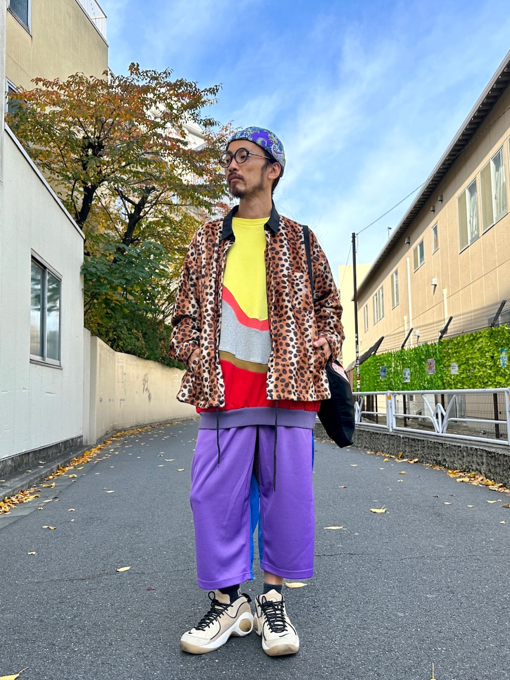 「ALDIES、フィッシャーマンキャップ、キャップ、コーチジャケット、アウター、アニマル柄、トレーナー、ビックシルエット、クロップドパンツ、イージーパンツ、カジュアルコーデ、秋冬コーデ、アウターコーデ、大人コーデ」｜「ALDIESのFake Roll Cap / フェイクロールキャップ（キャップ、パープル系）」を使った、りょうさん（メンズ・171cm）の秋コーディネートの1枚目の写真