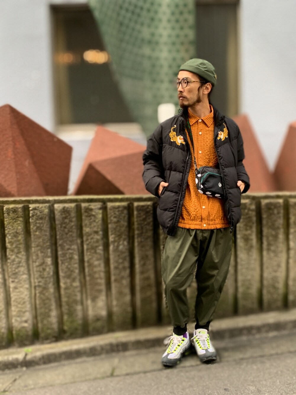 「ALDIES、カジュアル、キャップ、中綿ジャケット、チェックシャツ、イージーパンツ、リブパンツ、ショルダーバッグ、冬コーデ、シンプルコーデ」｜「ALDIESのWeather Roll Cap(Olive)（キャップ、その他）」を使った、りょうさん（メンズ・171cm）の秋コーディネートの1枚目の写真