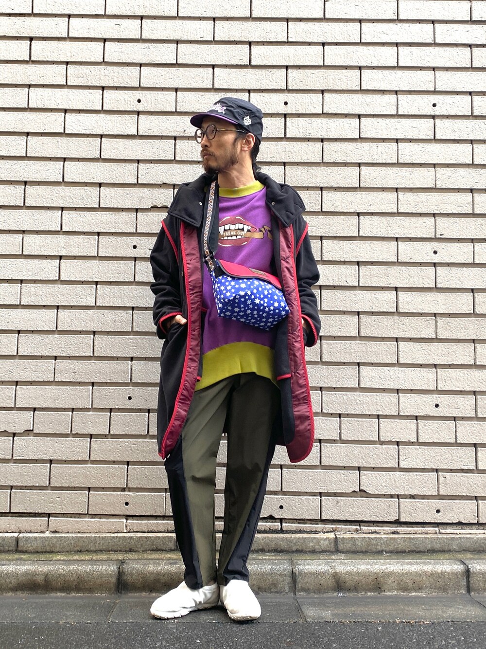 「ALDIES、キャップ、ロングコート、アウター、フリースコート、トレーナー、ビックシルエット、ジョガーパンツ、ショルダーバッグ、カジュアル、冬コーデ」｜「ALDIESのSign Logo Cap サイン刺繍入りキャップ（キャップ、ブラック系）」を使った、りょうさん（メンズ・171cm）の冬コーディネートの1枚目の写真