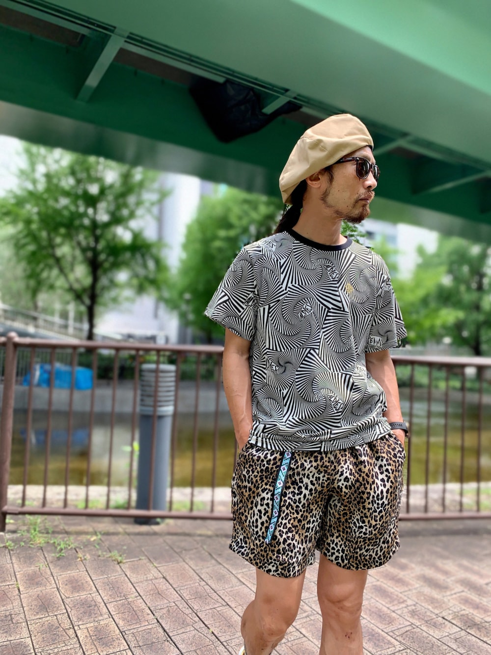 「ALDIES、ベレー帽、ベレー帽推奨委員会、カジュアル、夏コーデ、Tシャツ、総柄トップス、ショートパンツ、レオパード柄、柄パンツ」｜「ALDIESのBobby Beret / ボビーベレー（ハンチング/ベレー帽、ベージュ系）」を使った、りょうさん（メンズ・171cm）の夏コーディネートの1枚目の写真