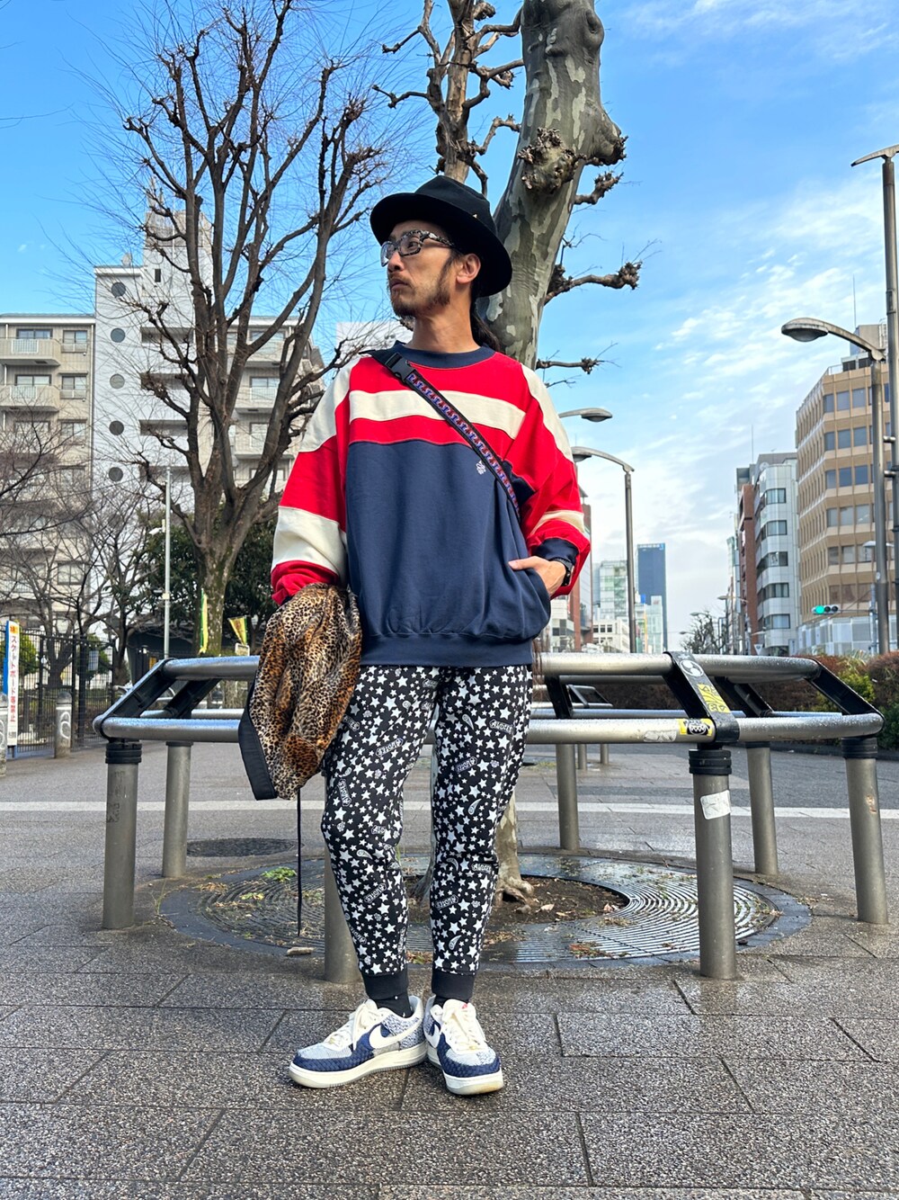 「ALDIES、ハット、トレーナー、スウェット、ビックシルエット、スウェットパンツ、イージーパンツ、アウター、コーチジャケット、カジュアルコーデ、カジュアル、冬コーデ、今日のコーデ」｜「ALDIESのEnormous Sweat / イノーマススウェット（スウェット、レッド系）」を使った、りょうさん（メンズ・171cm）の冬コーディネートの1枚目の写真