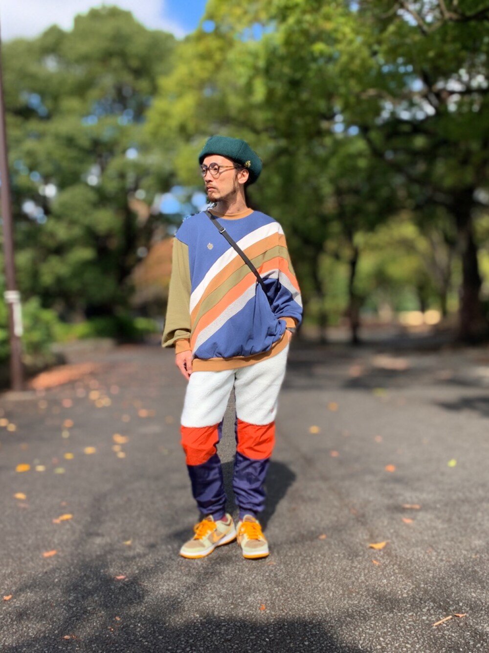 「スウェット、カジュアル、ベレー帽、秋のコーデ、トレーナー、冬コーデ、ALDIES、イージーパンツ、ビックシルエット、マルチカラー、ジョガーパンツ、ベレー帽推奨委員会」｜「ALDIESのFreedom Boa Pants / フリーダムボアパンツ（その他パンツ、ホワイト系）」を使った、りょうさん（メンズ・171cm）の秋コーディネートの1枚目の写真