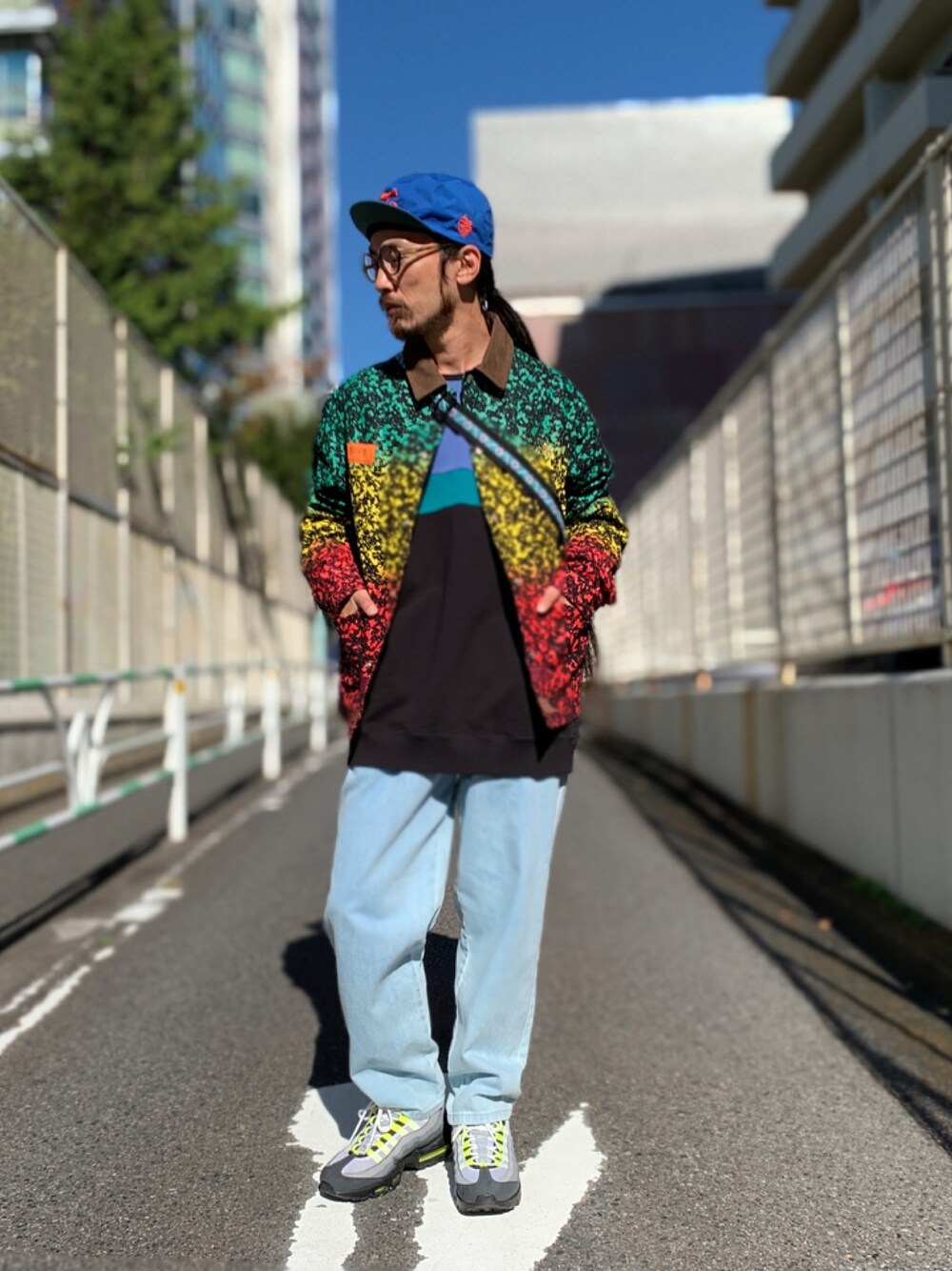 「スウェット、アウター、カジュアル、キャップ、秋のコーデ、トレーナー、総柄、デニムパンツ、ALDIES、ビックシルエット、ワークジャケット、シェフパンツ」｜「ALDIESのAS Cap(Blue)（キャップ、その他）」を使った、りょうさん（メンズ・171cm）の秋コーディネートの1枚目の写真