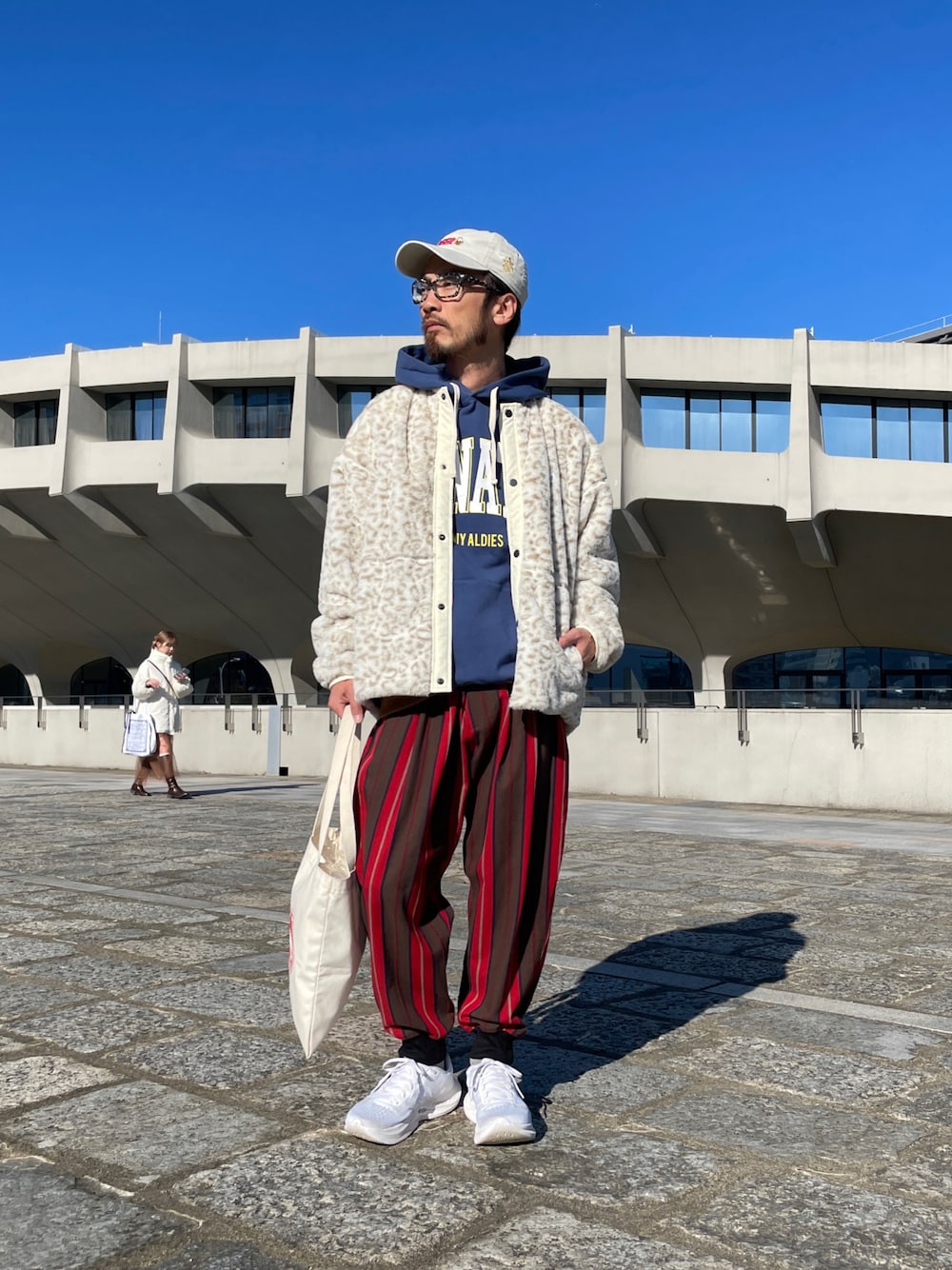 「ALDIES、キャップ、アールディーズキャップ、フリースジャケット、アニマル柄、アールディーズアウター、アウター、パーカー、アールディーズパーカー、ストライプパンツ、イージーパンツ、アールディーズパンツ、カジュアルコーデ、冬アウター、冬コーデ」｜「ALDIESのI Love Beer Cap / アイラブビアーキャップ（キャップ、ベージュ系）」を使った、りょうさん（メンズ・171cm）の冬コーディネートの1枚目の写真