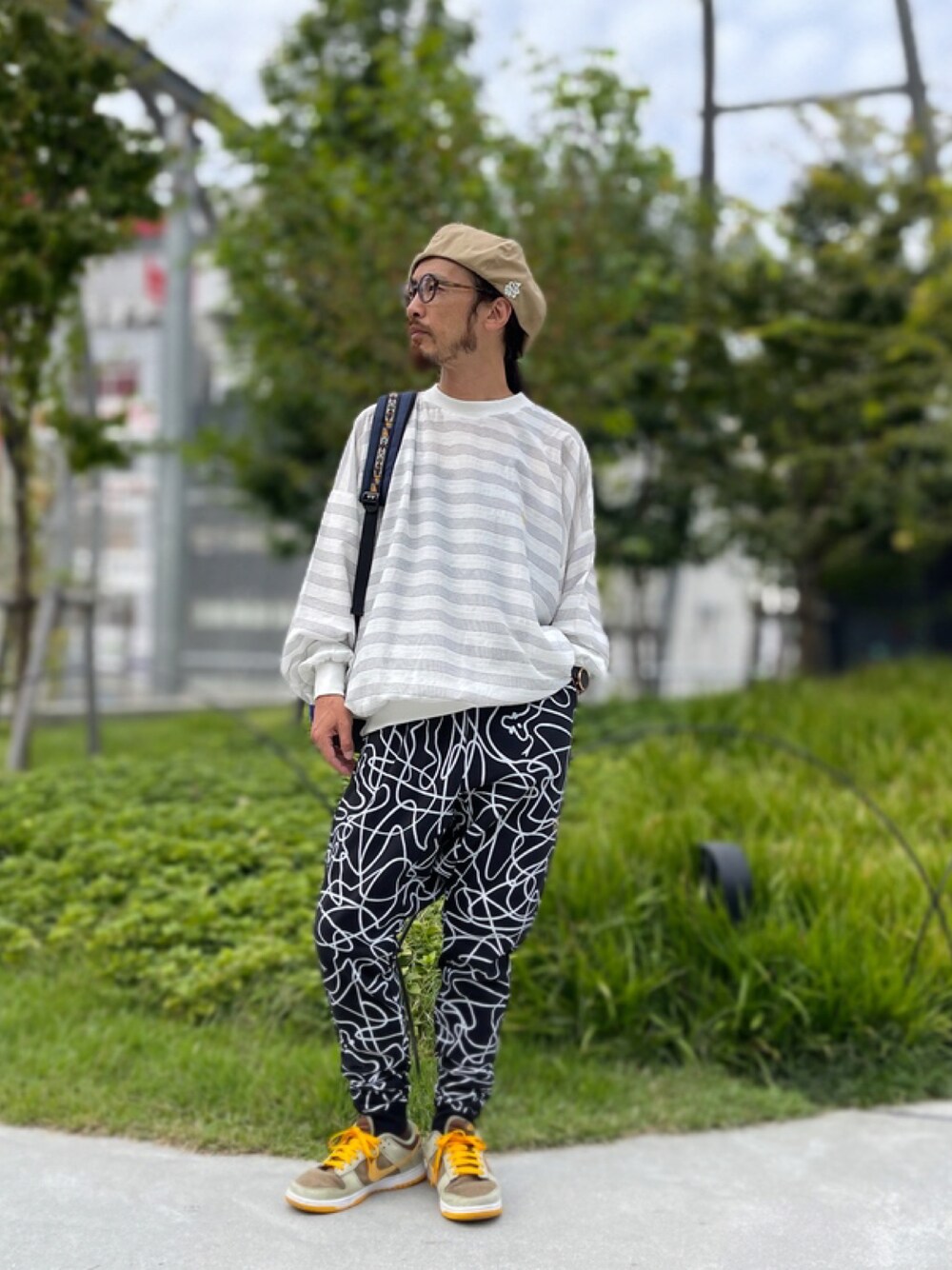 「ALDIES、ベレー帽、ベレー帽推奨委員会、トレーナー、ボーダー、ビックシルエット、スウェットパンツ、サルエルパンツ、イージーパンツ、モノトーン、シンプルコーデ、カジュアルコーデ、秋コーデ、今日のコーデ」｜「ALDIESのBobby Beret / ボビーベレー（ハンチング/ベレー帽、ベージュ系）」を使った、りょうさん（メンズ・171cm）の秋コーディネートの1枚目の写真