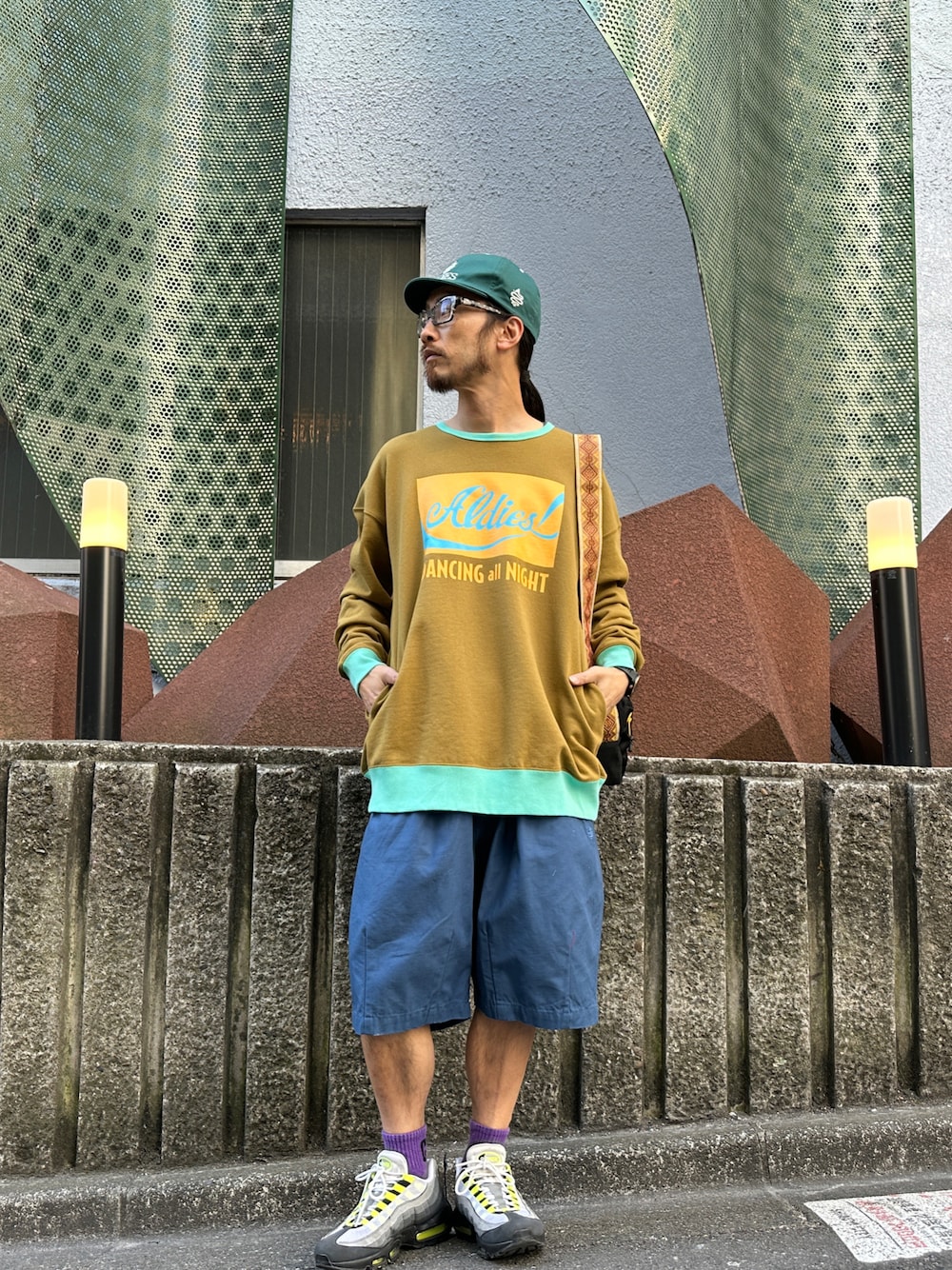 「ALDIES、キャップ、トレーナー、スウェット、ビックシルエット、ハーフパンツ、シンプルコーデ、カジュアルコーデ、春コーデ、今日のコーデ、オトナカジュアル」｜「ALDIESのLogo Cap / ロゴキャップ（キャップ、グリーン系）」を使った、りょうさん（メンズ・171cm）の春コーディネートの1枚目の写真