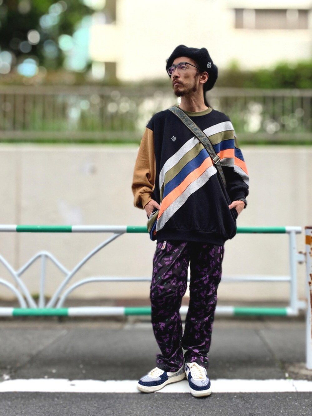 「スウェット、カジュアル、ベレー帽、秋のコーデ、トレーナー、ALDIES、イージーパンツ、ビックシルエット、総柄パンツ、ベレー帽推奨委員会」｜「ALDIESのSweetest Long Pants / スウィーテストロングパンツ（その他パンツ、ブラック系）」を使った、りょうさん（メンズ・171cm）の秋コーディネートの1枚目の写真