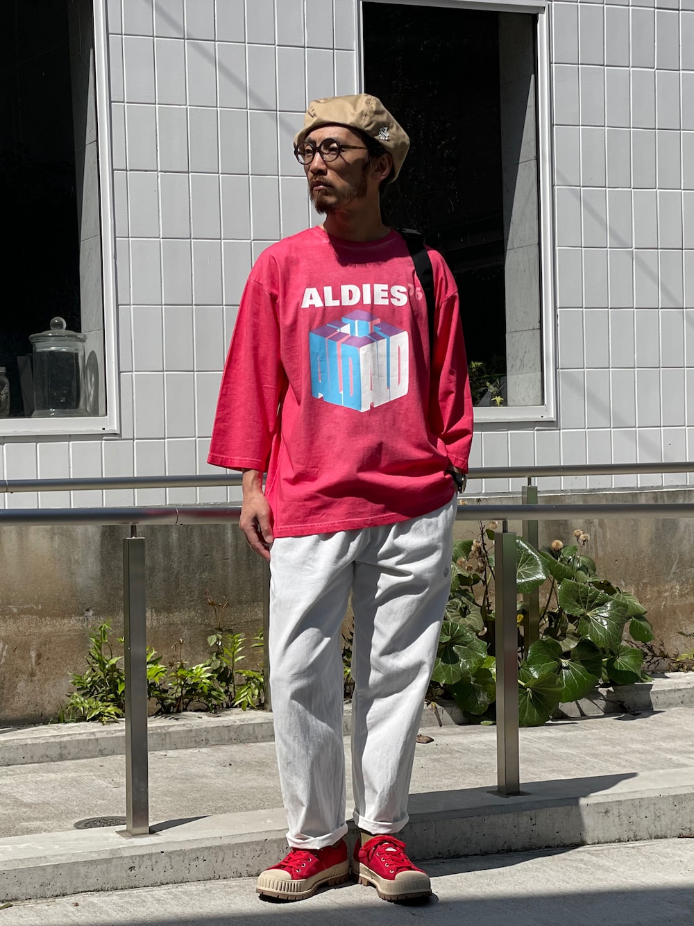 「ALDIES、ベレー帽、ベレー帽推奨委員会、カットソー、七分袖、シェフパンツ、白パンツ、イージーパンツ、カジュアルコーデ、カジュアル、2023ss、シンプルコーデ、シンプル、ユニセックス」｜「ALDIESのBobby Beret / ボビーベレー（ハンチング/ベレー帽、ベージュ系）」を使った、りょうさん（メンズ・171cm）の春コーディネートの1枚目の写真