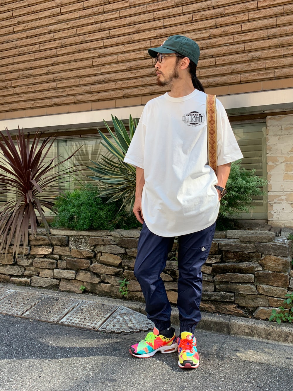 「ALDIES、ワークキャップ、Tシャツ、ビックT、ジョガーパンツ、イージーパンツ、カジュアル、シンプルコーデ、夏コーデ」｜「ALDIESのBeer Work Cap / ビアーワークキャップ（キャップ、グリーン系）」を使った、りょうさん（メンズ・171cm）の夏コーディネートの1枚目の写真