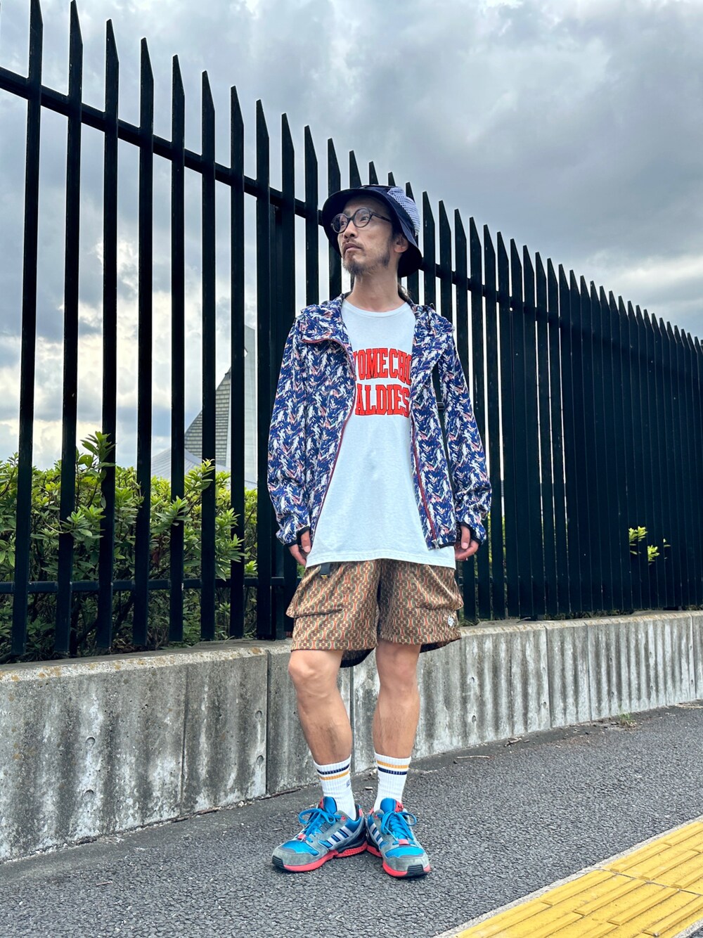 「ALDIES、ハット、パーカー、ジップアップパーカー、ライトアウター、Tシャツ、ショートパンツ、カジュアルコーデ、カジュアル、秋コーデ、秋、今日のコーデ」｜「ALDIESのSports Hat / スポーツハット（ハット、ブルー系）」を使った、りょうさん（メンズ・171cm）の夏コーディネートの1枚目の写真