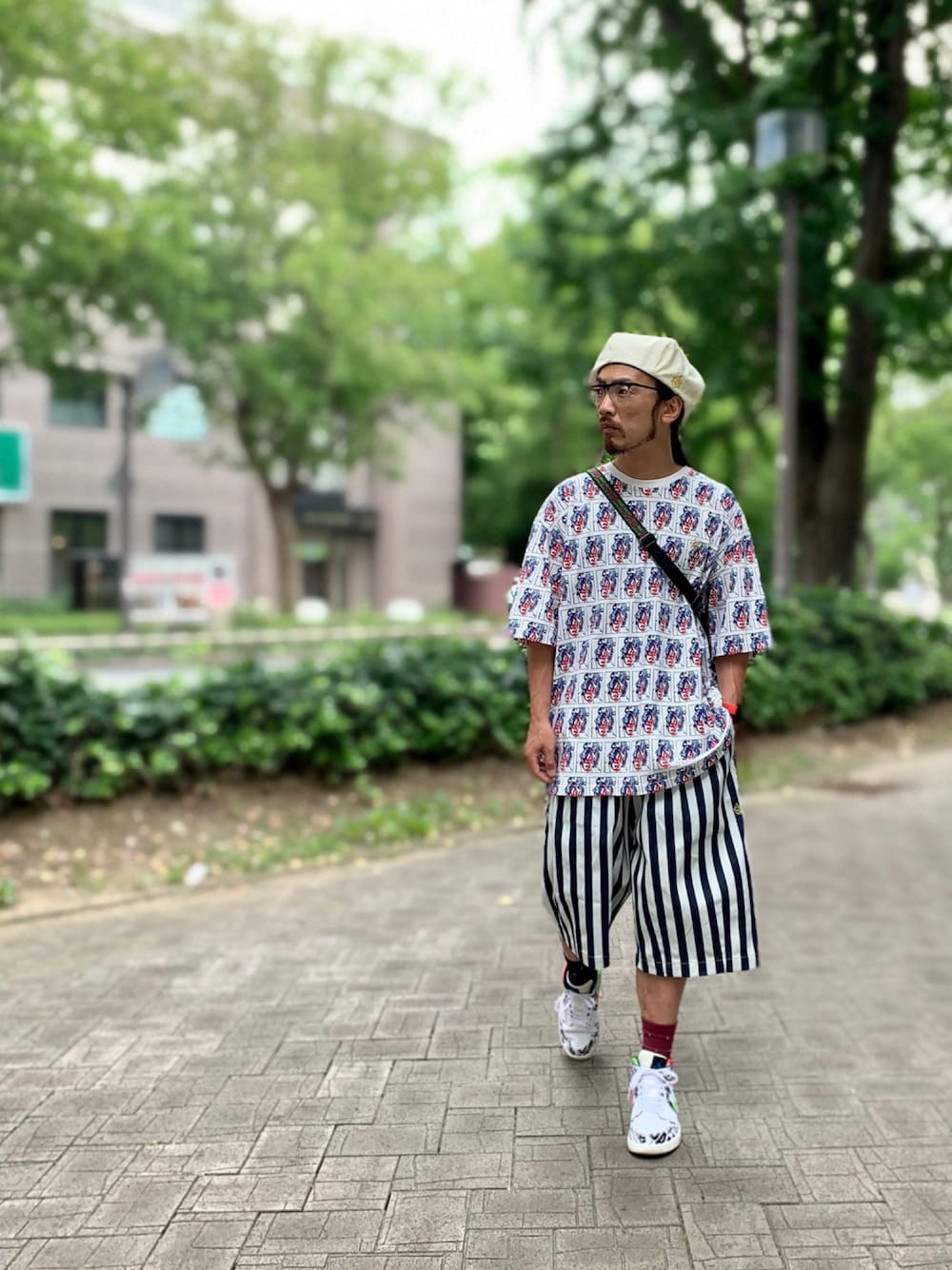 「ALDIES、ベレー帽、ベレー帽推奨委員会、ビックT、Tシャツ、ビックシルエット、ハーフパンツ、ヒッコリーパンツ、カジュアル、ホワイトコーデ」｜「ALDIESのShantung Beret / シャンタンベレー（ハンチング/ベレー帽、ホワイト系）」を使った、りょうさん（メンズ・171cm）の夏コーディネートの1枚目の写真