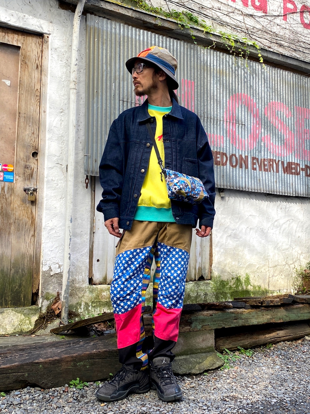 「ALDIES、ハット、デニムジャケット、アウター、トレーナー、クライミングパンツ、イージーパンツ、ショルダーバッグ、カジュアルコーデ、大人カジュアル、メンズファッション、秋冬コーデ、ラフ」｜「ALDIESのSports Hat(Multi)（ハット、その他）」を使った、りょうさん（メンズ・171cm）の秋コーディネートの1枚目の写真