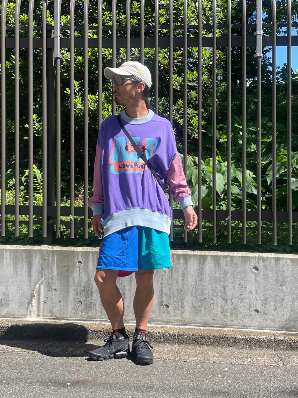 「ALDIES、キャップ、ローキャップ、帽子、カットソー、ビックシルエット、ロンT、ショートパンツ、ハーフパンツ、カジュアルコーデ、カジュアル、シンプルコーデ、シンプル、秋コーデ、今日のコーデ」｜「ALDIESのI Love Beer Cap / アイラブビアーキャップ（キャップ、ベージュ系）」を使った、りょうさん（メンズ・171cm）の秋コーディネートの1枚目の写真