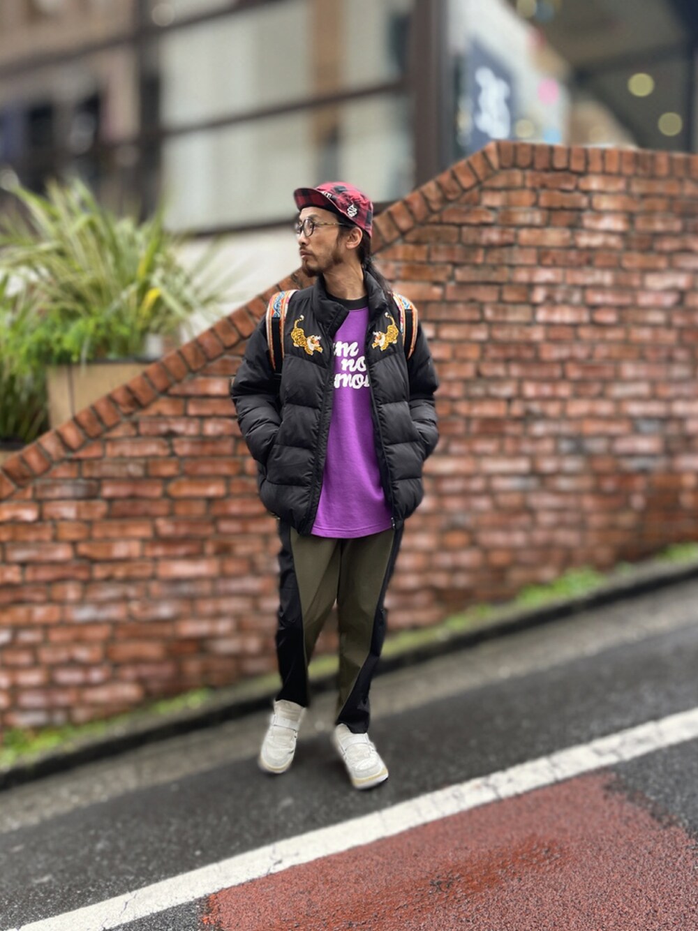 「ALDIES、キャップ、アウター、アウターコーデ、中綿ジャケット、トレーナー、ビックシルエット、イージーパンツ、ジョガーパンツ、カジュアル、冬コーデ」｜「ALDIESのConversion Easy Pants / コンバーションイージーパンツ（スラックス、グリーン系）」を使った、りょうさん（メンズ・171cm）の冬コーディネートの1枚目の写真