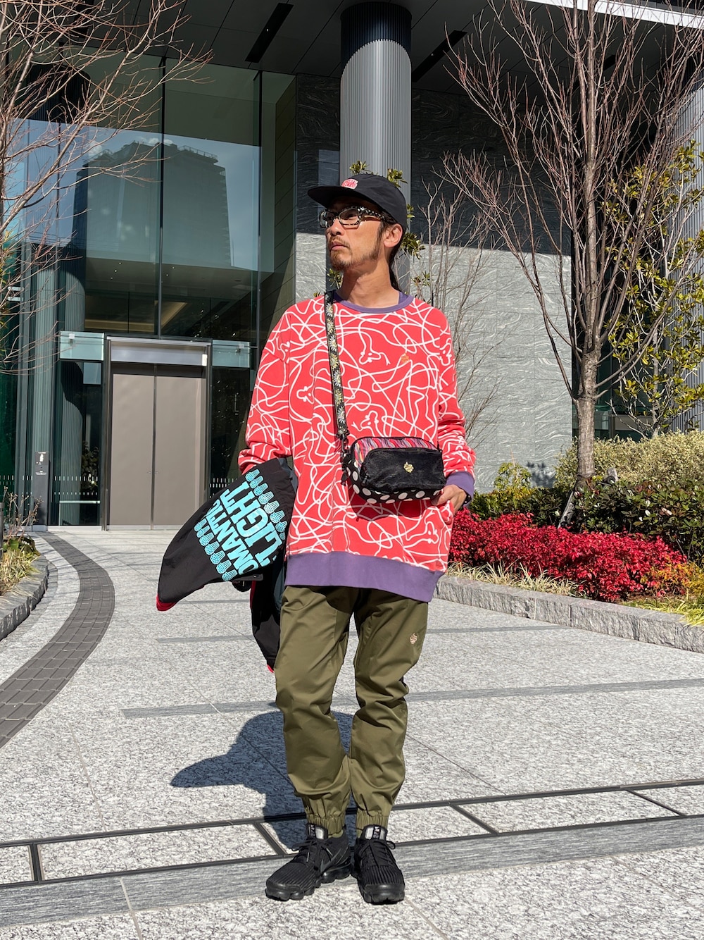 「ALDIES、キャップ、ベースボールキャップ、トレーナー、スウェット、ビックシルエット、ショルダーバッグ、アウター、ジョガーパンツ、イージーパンツ、春コーデ、カジュアル、ラフ、今日のコーデ」｜「ALDIESのShallow Cap / シャロウキャップ（キャップ、ブラック系）」を使った、りょうさん（メンズ・171cm）の冬コーディネートの1枚目の写真