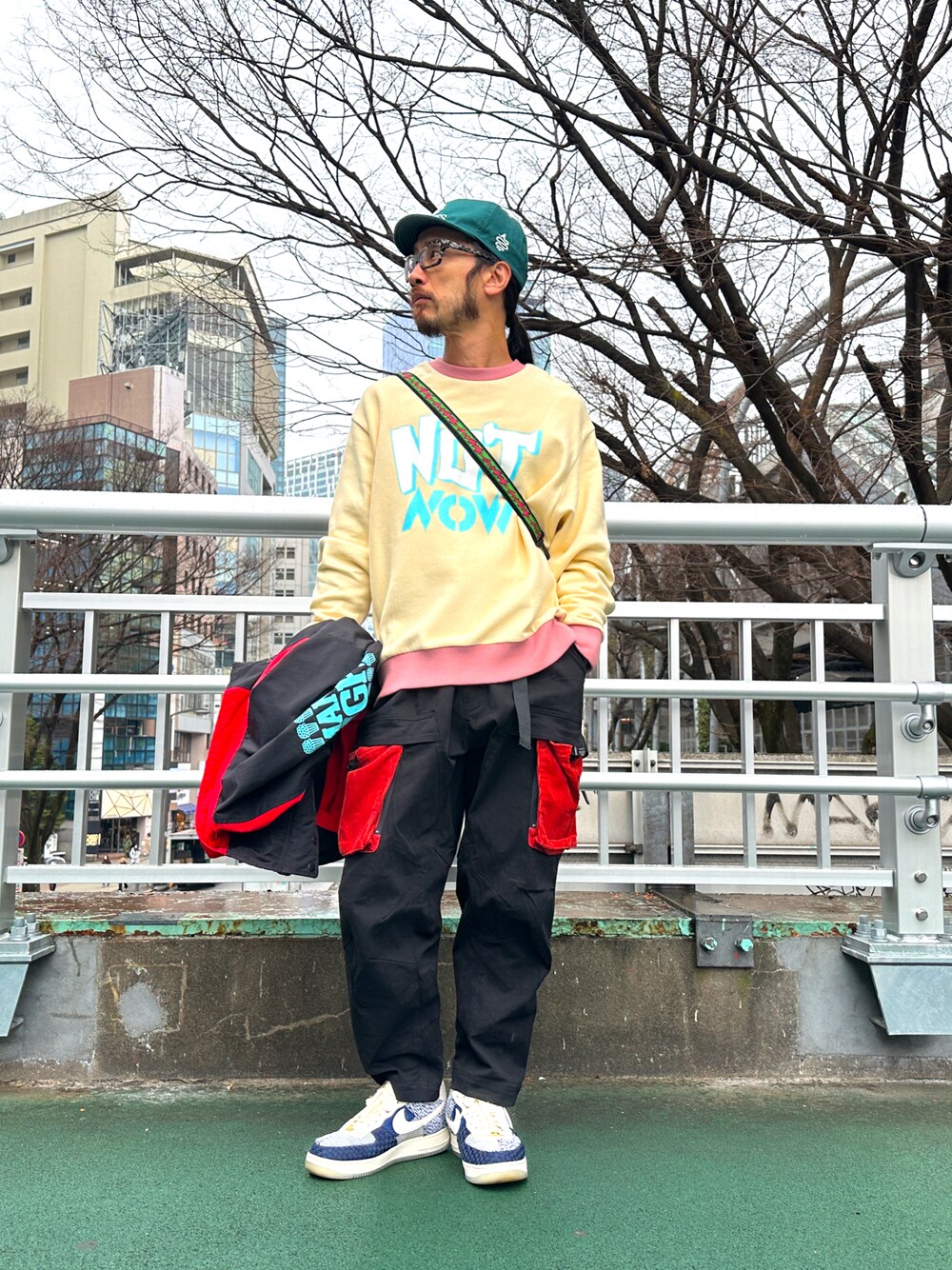「ALDIES、ユニセックス、キャップ、トレーナー、スウェット、カーゴパンツ、イージーパンツ、カジュアルコーデ、カジュアル、シンプルコーデ、アウター、オトナカジュアル」｜「ALDIESのNotnow Wide Sweat / ノットナウワイドスウェット（スウェット、ベージュ系）」を使った、りょうさん（メンズ・171cm）の冬コーディネートの1枚目の写真