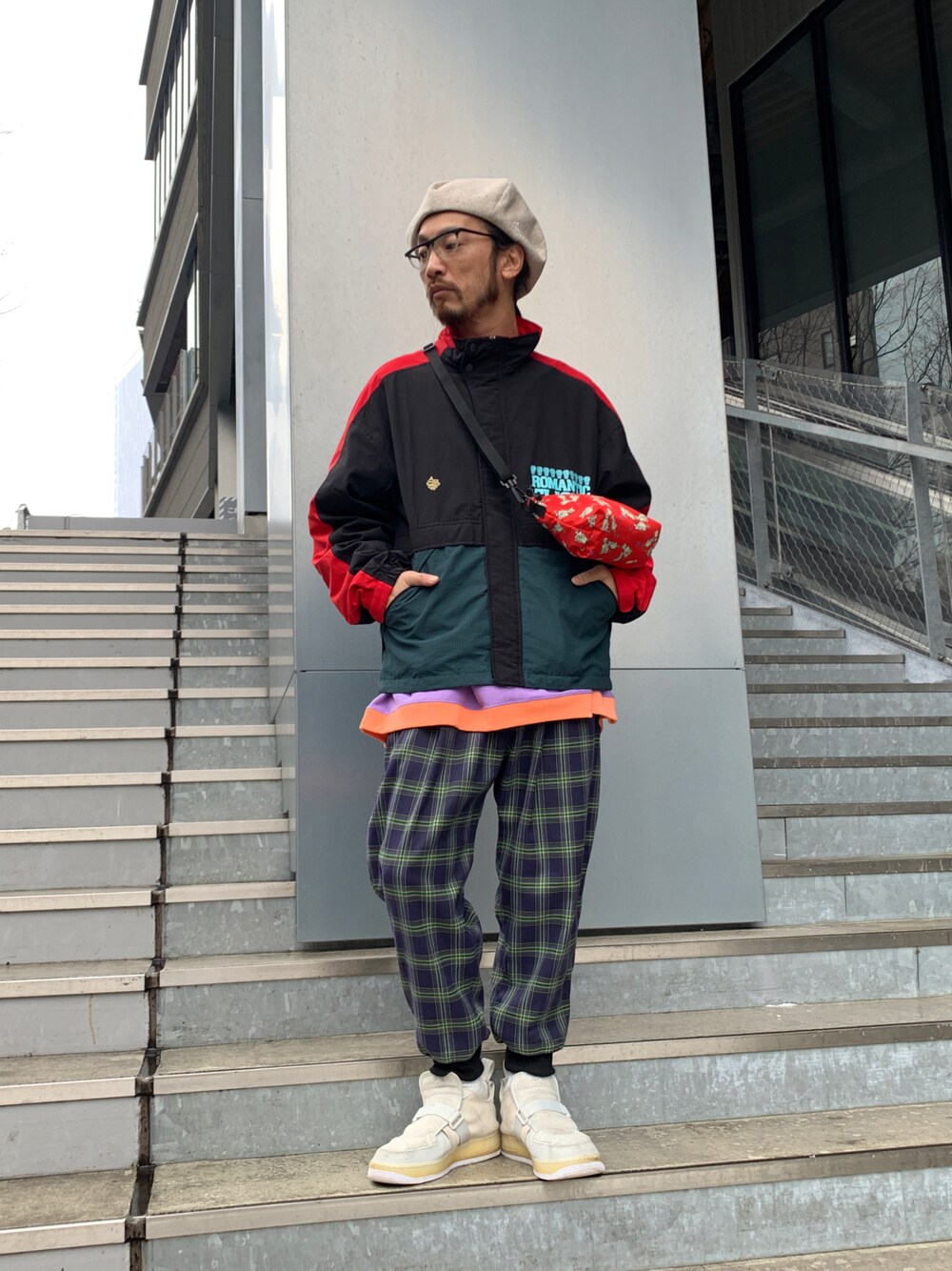「ALDIES、ベレー帽、ベレー帽推奨委員会、アウター、アウターコーデ、トレーナー、イージーパンツ、チェックパンツ、ショルダーバッグ、カジュアル、冬コーデ、シンプル」｜「ALDIESのWool Beret(Beige)（ハンチング/ベレー帽、その他）」を使った、りょうさん（メンズ・171cm）の冬コーディネートの1枚目の写真