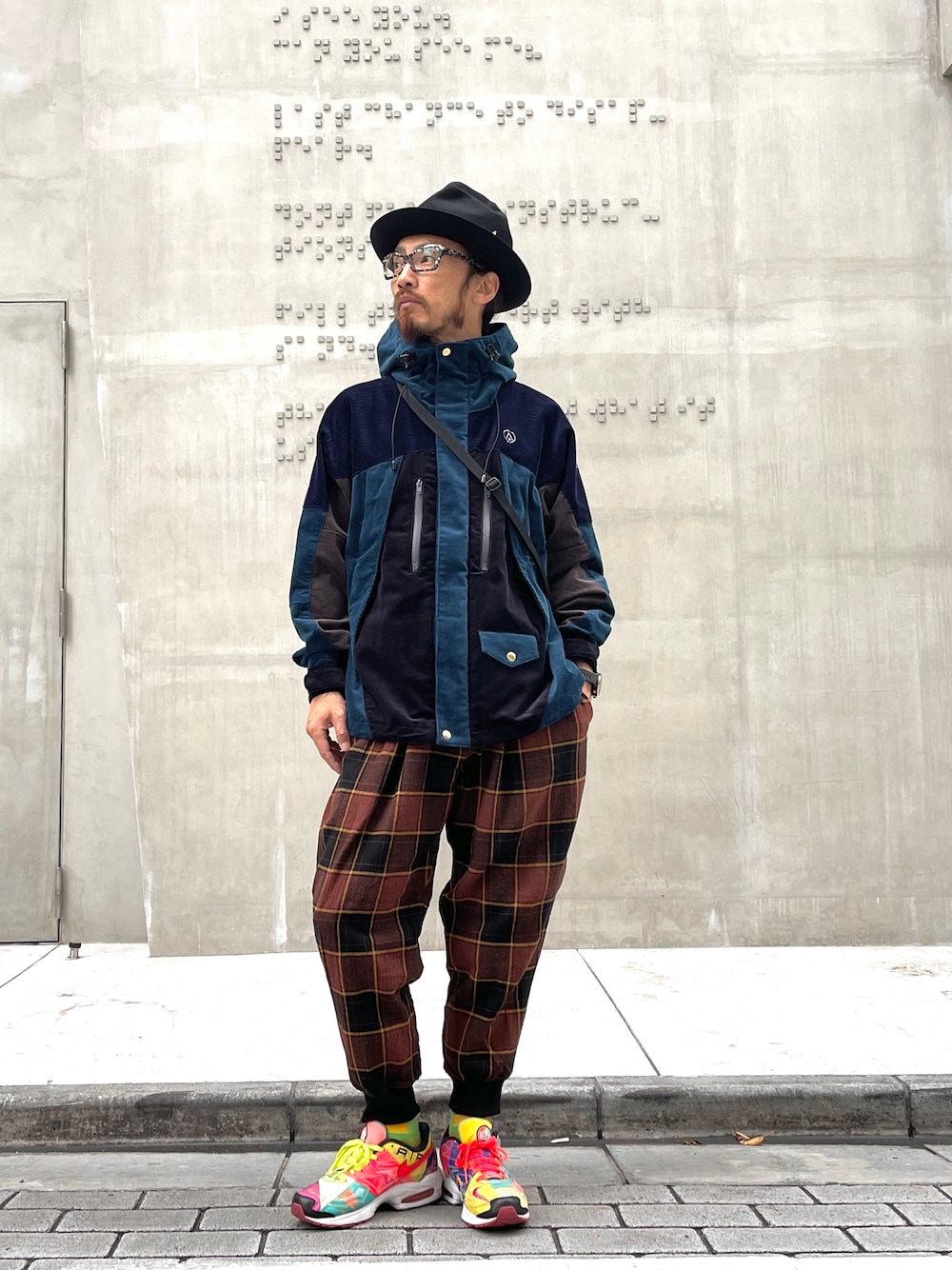 「ALDIES、マウンテンハット、ハット、マウンテンパーカー、アウター、チェックパンツ、イージーパンツ、カジュアルコーデ、オトナカジュアル、秋冬コーデ、シンプルコーデ」｜「ALDIESのMountain Hat(Gold)（ハット、その他）」を使った、りょうさん（メンズ・171cm）の秋コーディネートの1枚目の写真