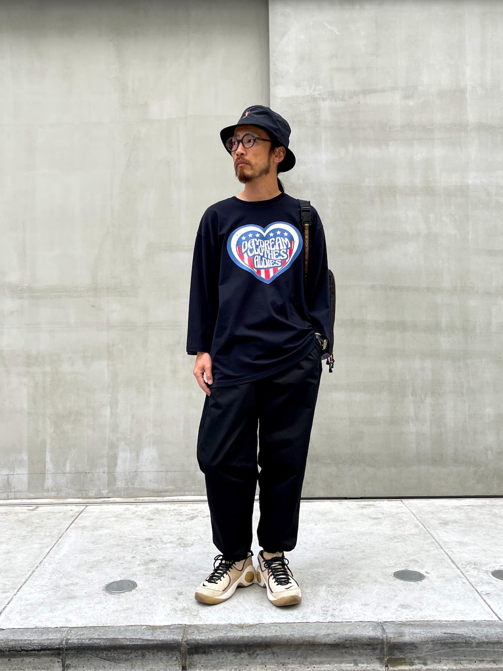 「ALDIES、バケットハット、ハット、カットソー、七分袖、プリントT、イージーパンツ、クライミングパンツ、カジュアルコーデ、ブラックコーデ、ブラック、春コーデ、今日のコーデ」｜「ALDIESのShoot Bucket Hat / シュートバケットハット（ハット、ブラック系）」を使った、りょうさん（メンズ・171cm）の春コーディネートの1枚目の写真