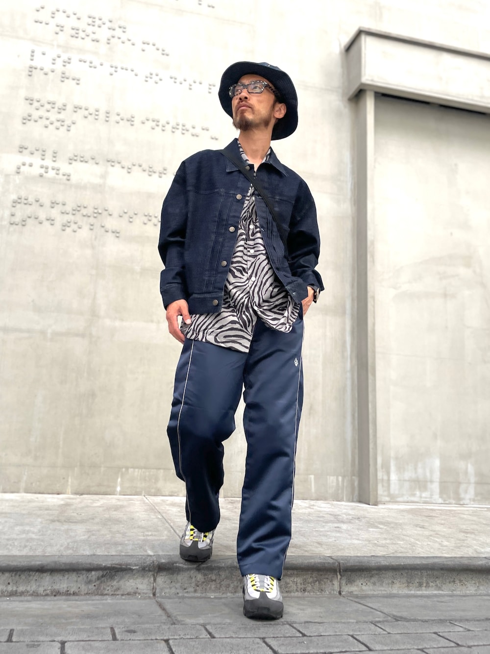 「ALDIES、サファリハット、ハット、アウター、デニムジャケット、シャツ、柄シャツ、イージーパンツ、ワイドパンツ、カジュアルコーデ、秋コーデ、シンプルコーデ、シンプル」｜「ALDIESのForce Hat(Navy)（ハット、その他）」を使った、りょうさん（メンズ・171cm）の秋コーディネートの1枚目の写真