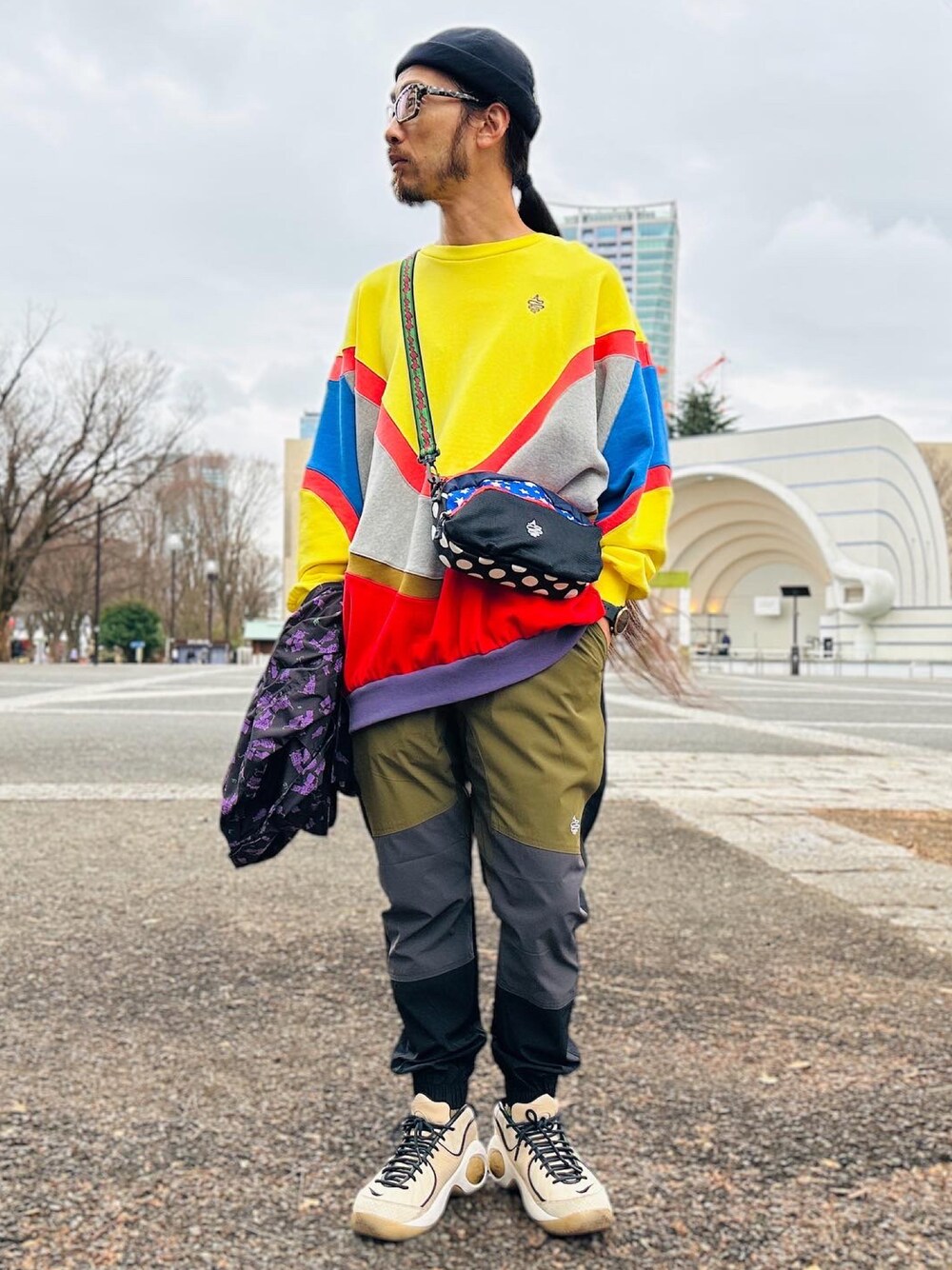 「ALDIES、フィッシャーマンキャップ、キャップ、トレーナー、ビックシルエット、ジョガーパンツ、イージーパンツ、アウター、ショルダーバッグ、冬コーデ、カジュアルコーデ、スポーツミックス、カジュアル、今日のコーデ」｜「ALDIESのFake Roll Cap / フェイクロールキャップ（キャップ、ブラック系）」を使った、りょうさん（メンズ・171cm）の冬コーディネートの1枚目の写真