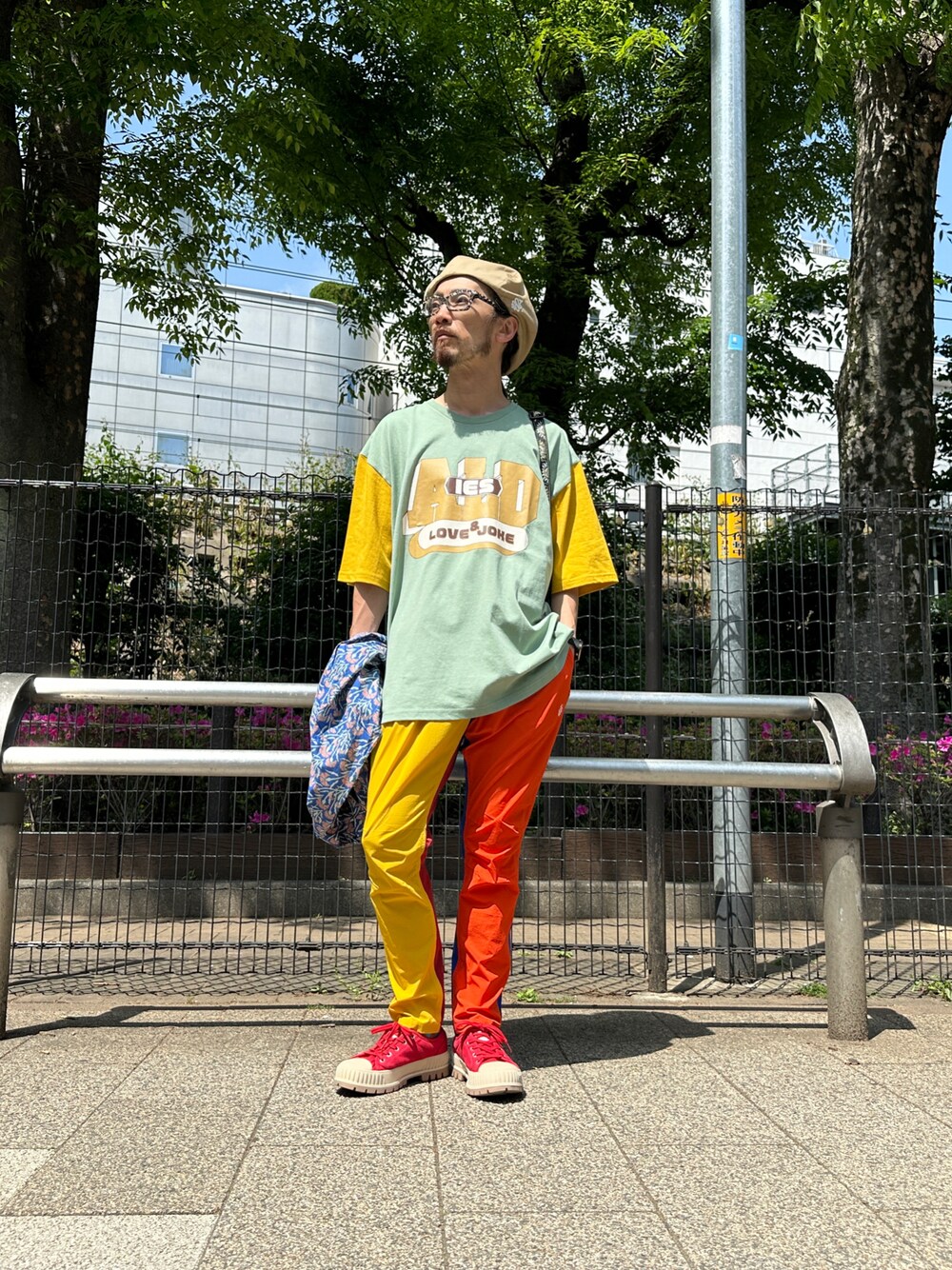 「ALDIES、ベレー帽、ベレー帽推奨委員会、Tシャツ、ビックT、ビックシルエット、プリントT、イージーパンツ、カジュアルコーデ、柄シャツ、カジュアル、春コーデ、春、今日のコーデ」｜「ALDIESのBobby Beret / ボビーベレー（ハンチング/ベレー帽、ベージュ系）」を使った、りょうさん（メンズ・171cm）の春コーディネートの1枚目の写真