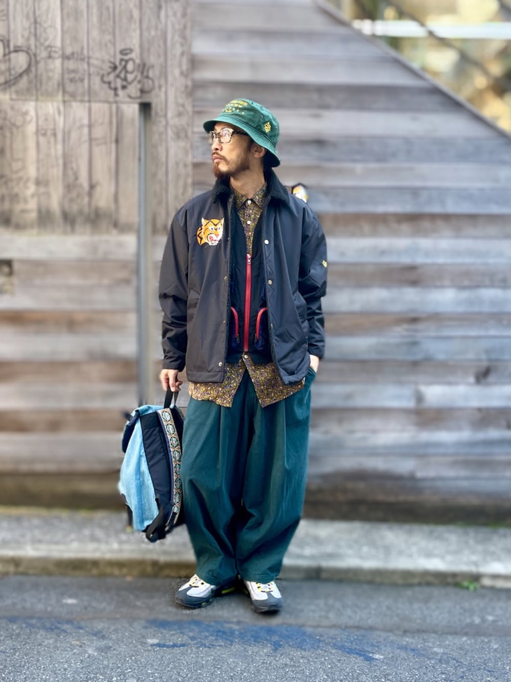 「ALDIES、バケットハット、アウター、アウターコーデ、ブルゾン、フィッシングベスト、柄シャツ、ワイドパンツ、コーデュロイパンツ、リュック、カジュアル、オトナカジュアル」｜「ALDIESのUtopia Beats Bucket Hat / ユートピアビーツバケットハット（ハット、グリーン系）」を使った、りょうさん（メンズ・171cm）の冬コーディネートの1枚目の写真