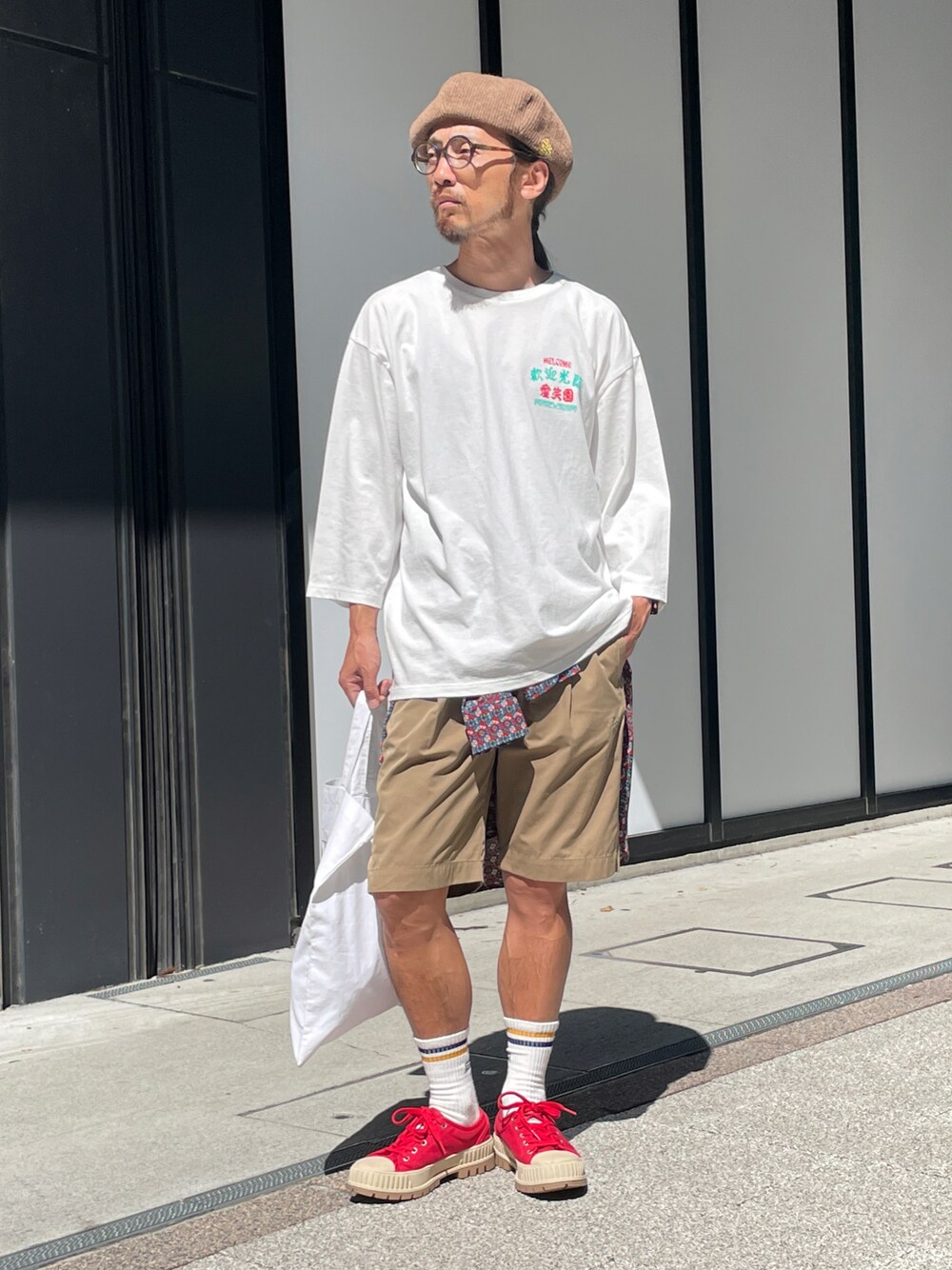 「ALDIES、ベレー帽、ベレー帽推奨委員会、アールディーズキャップ、カットソー、ハーフスリーブ、アールディーズカットソー、ショートパンツ、アールディーズパンツ、カジュアルコーデ、カジュアル、シンプルコーデ、秋コーデ、秋、オトナカジュアル」｜「ALDIESのWelcome Half Sleeve / ウェルカムハーフスリーブ（Tシャツ/カットソー、ホワイト系）」を使った、りょうさん（メンズ・171cm）の秋コーディネートの1枚目の写真