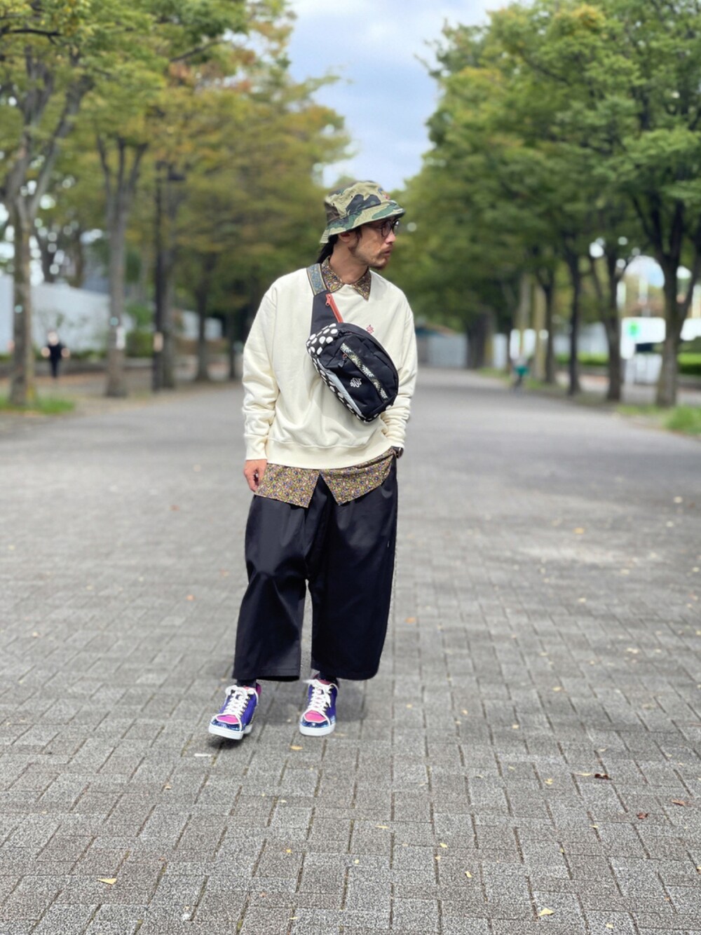 「カジュアル、柄シャツ、トレーナー、ハット、レイヤードスタイル、ワイドパンツ、ALDIES、ユニセックス、イージーパンツ、バケットハット、ウエストポーチ」｜「ALDIESのMvp Halfway Length Pants / Mvpハーフウェイレングスパンツ（その他パンツ、ブラック系）」を使った、りょうさん（メンズ・171cm）の秋コーディネートの1枚目の写真