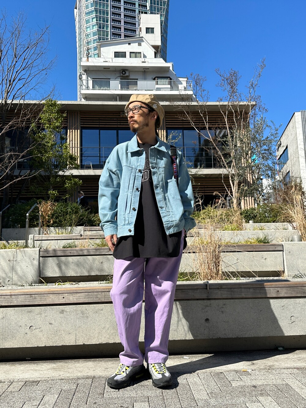 「ALDIES、ベレー帽、ベレー帽推奨委員会、デニムジャケット、ライトアウター、カットソー、ロンT、シェフパンツ、イージーパンツ、カジュアルコーデ、カジュアル、春コーデ、春、シンプルコーデ、今日のコーデ」｜「ALDIESのBobby Beret / ボビーベレー（ハンチング/ベレー帽、ベージュ系）」を使った、りょうさん（メンズ・171cm）の春コーディネートの1枚目の写真