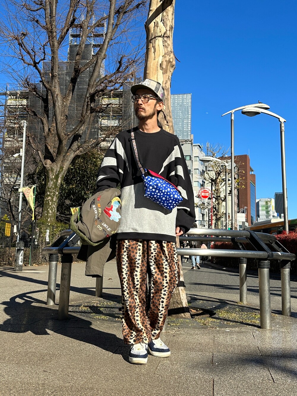 「キャップ、ALDIES、トレーナー、ビックシルエット、スウェット、イージーパンツ、アニマル柄、ショルダーバッグ、カジュアルコーデ、冬コーデ、大人コーデ、メンズコーデ」｜「ALDIESのJagged Big Sweat / ジャッジドビッグスウェット（スウェット、ブラック系）」を使った、りょうさん（メンズ・171cm）の冬コーディネートの1枚目の写真