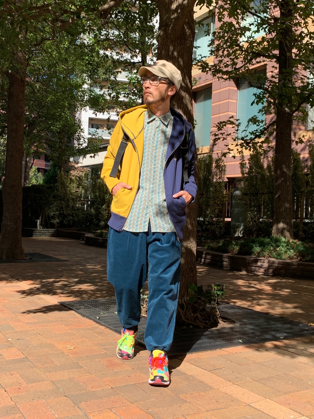 「ALDIES、アールディーズ、ワークキャップ、アールディーズキャップ、パーカー、パーカーコーデ、スウェットパーカー、柄シャツ、イージーパンツ、コーデュロイパンツ、カジュアルコーデ、秋コーデ、シンプルコーデ」｜「ALDIESのBeer Work Cap / ビアーワークキャップ（キャップ、ベージュ系）」を使った、りょうさん（メンズ・171cm）の秋コーディネートの1枚目の写真