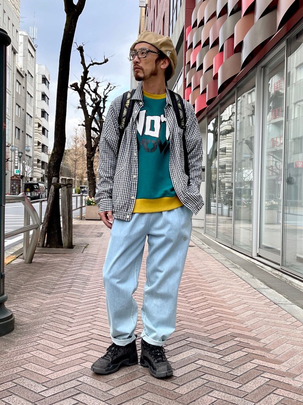 「ALDIES、ベレー帽、ベレー帽推奨委員会、チェックシャツ、シャツスタイル、トレーナー、デニムパンツ、シェフパンツ、カジュアル、シンプル、春コーデ」｜「ALDIESのBobby Beret / ボビーベレー（ハンチング/ベレー帽、ベージュ系）」を使った、りょうさん（メンズ・171cm）の冬コーディネートの1枚目の写真
