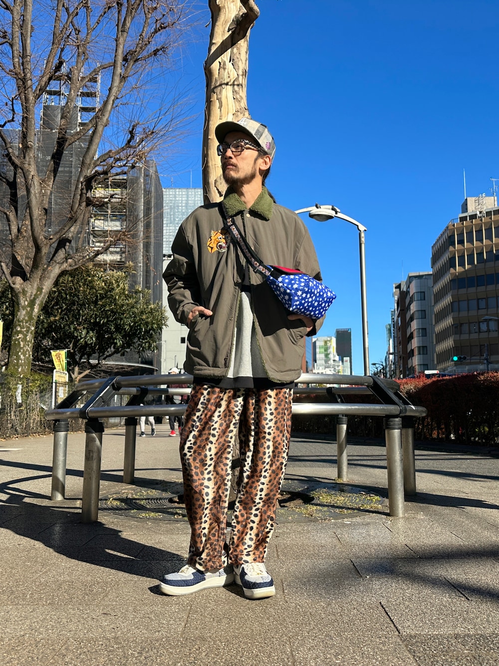 「ALDIES、キャップ、アウター、ブルゾン、ジャケット、トレーナー、ビッグシルエット、イージーパンツ、アニマル柄、カジュアルコーデ、冬コーデ、大人カジュアル、今日のコーデ」｜「ALDIESのSuggestive Shoulder(Red)（ショルダーバッグ、その他）」を使った、りょうさん（メンズ・171cm）の冬コーディネートの1枚目の写真