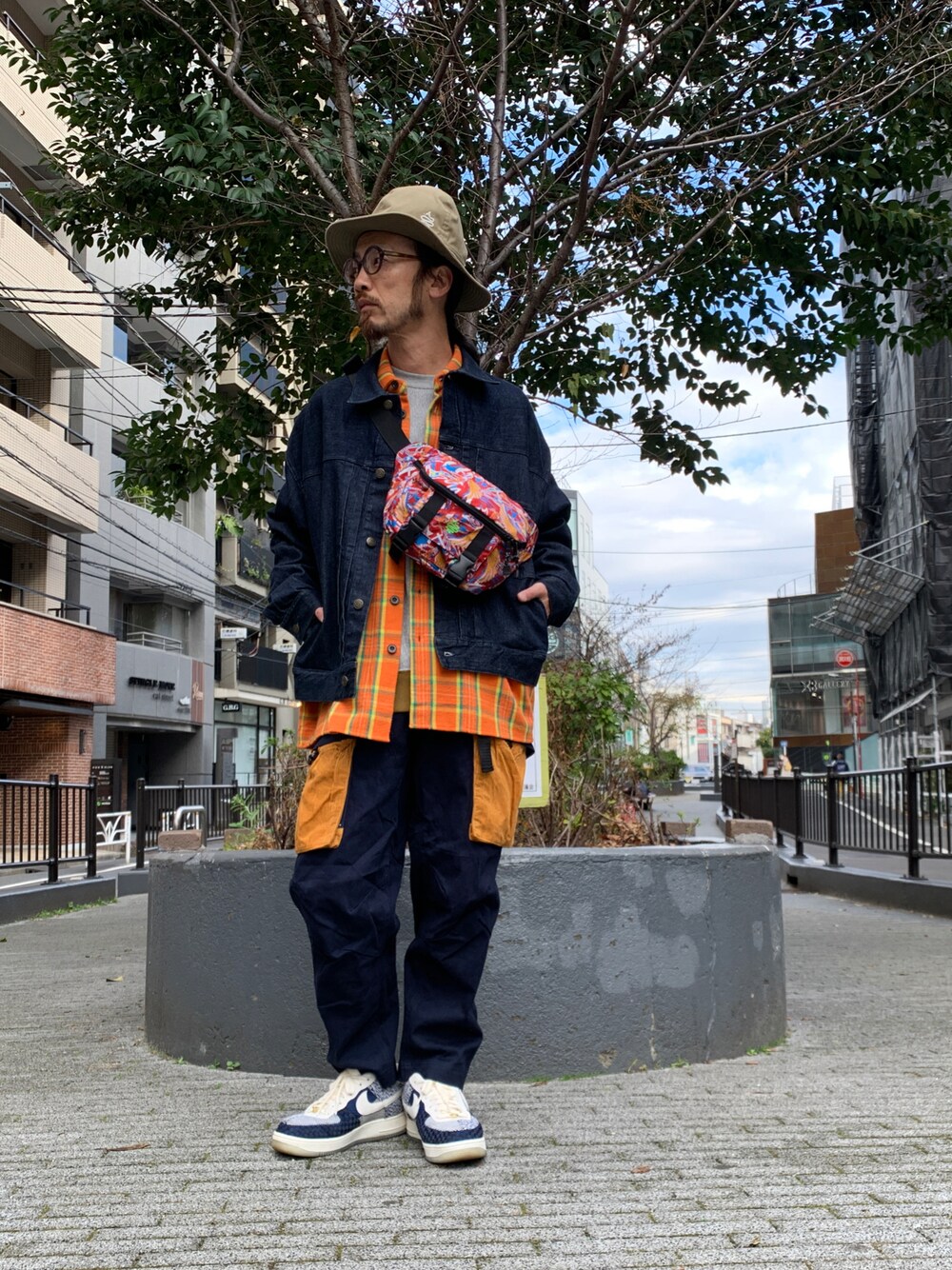 「ALDIES、ハット、アウター、デニムジャケット、ネルシャツ、トレーナー、カーゴパンツ、アメカジ、カジュアル、冬コーデ、シンプルコーデ、シンプル、今日のコーデ、冬」｜「ALDIESのEagle’s Pattern Waist Bag / イーグルスパターンウエストバッグ（ショルダーバッグ、レッド系）」を使った、りょうさん（メンズ・171cm）の冬コーディネートの1枚目の写真