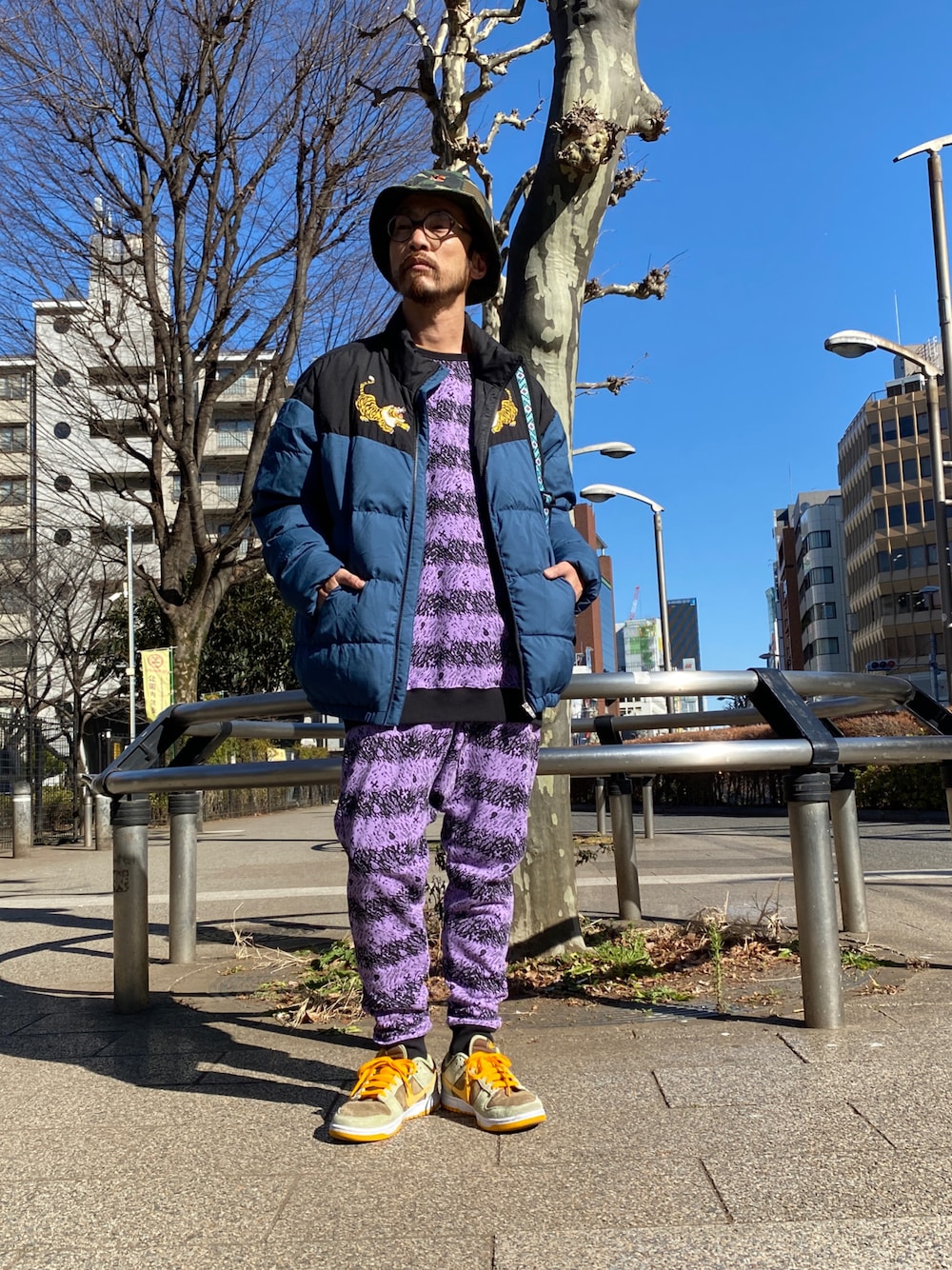 「ALDIES、バケットハット、アウター、セットアップ、セットアップスタイル、トレーナー、ビックシルエット、スウェットパンツ、サルエルパンツ、冬コーデ、カジュアル」｜「ALDIESのRunaways Metro Hat / ラナウェイズメトロハット（ハット、その他）」を使った、りょうさん（メンズ・171cm）の冬コーディネートの1枚目の写真