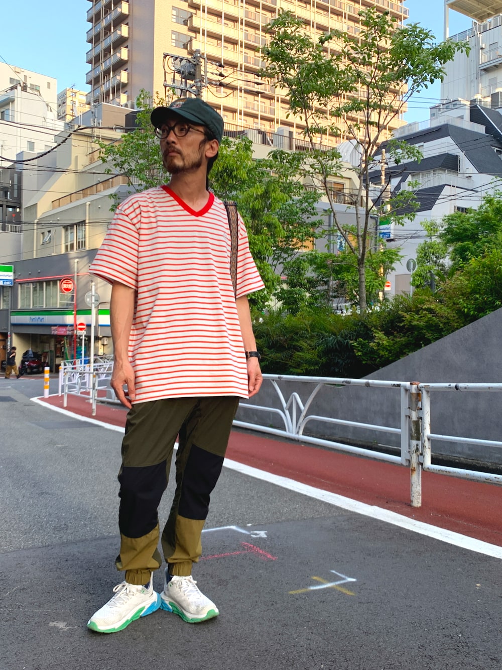 「ALDIES、ワークキャップ、キャップ、ボーダートップス、ビックT、Tシャツ、ビックシルエット、ジョガーパンツ、カジュアル、スポーツミックス、スニーカーコーデ、春コーデ」｜「ALDIESのV Neck Big Cut / Vネックビッグカット（Tシャツ/カットソー、レッド系）」を使った、りょうさん（メンズ・171cm）の春コーディネートの1枚目の写真