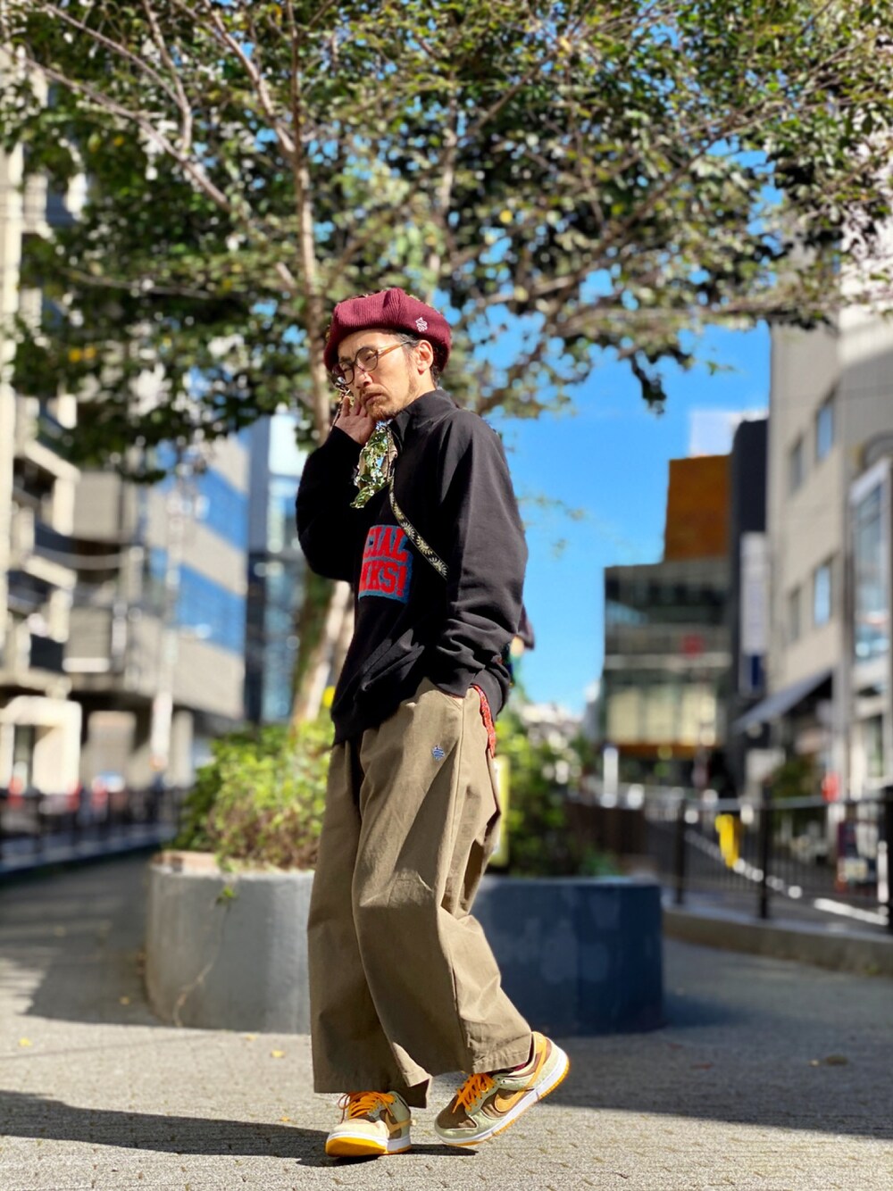 「カジュアル、シンプル、ベレー帽、秋のコーデ、ハイネック、トレーナー、ワイドパンツ、ALDIES、シンプルコーデ、秋冬コーデ、ベレー帽推奨委員会」｜「ALDIESのSpecial Thanks Half Zip Sweat / スペシャルサンクスハーフジップスウェット（スウェット、ブラック系）」を使った、りょうさん（メンズ・171cm）の秋コーディネートの1枚目の写真