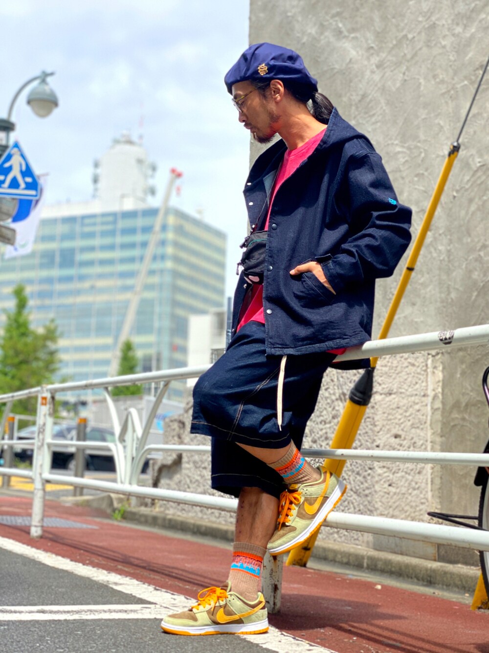「ALDIES、ベレー帽、ベレー帽推奨委員会、アウター、パーカー、Tシャツ、ビックシルエット、ショートパンツ、ソックス、ショルダーバッグ、カジュアル、秋のコーデ」｜「ALDIESのCompletely Denim Parka / コンプレテリーデニムパーカー（デニムジャケット、ブルー系）」を使った、りょうさん（メンズ・171cm）の夏コーディネートの1枚目の写真