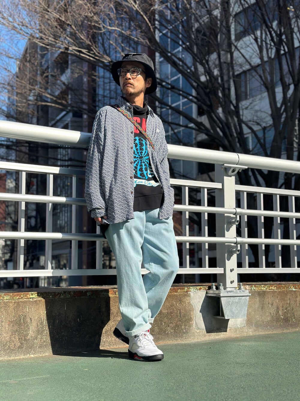 「ALDIES、ハット、バケットハット、柄シャツ、シャツスタイル、シャツ、トレーナー、デニムパンツ、シェフパンツ、イージーパンツ、カジュアルコーデ、シンプルコーデ、春コーデ」｜「ALDIESのSports Hat / スポーツハット（ハット、ブラック系）」を使った、りょうさん（メンズ・171cm）の冬コーディネートの1枚目の写真