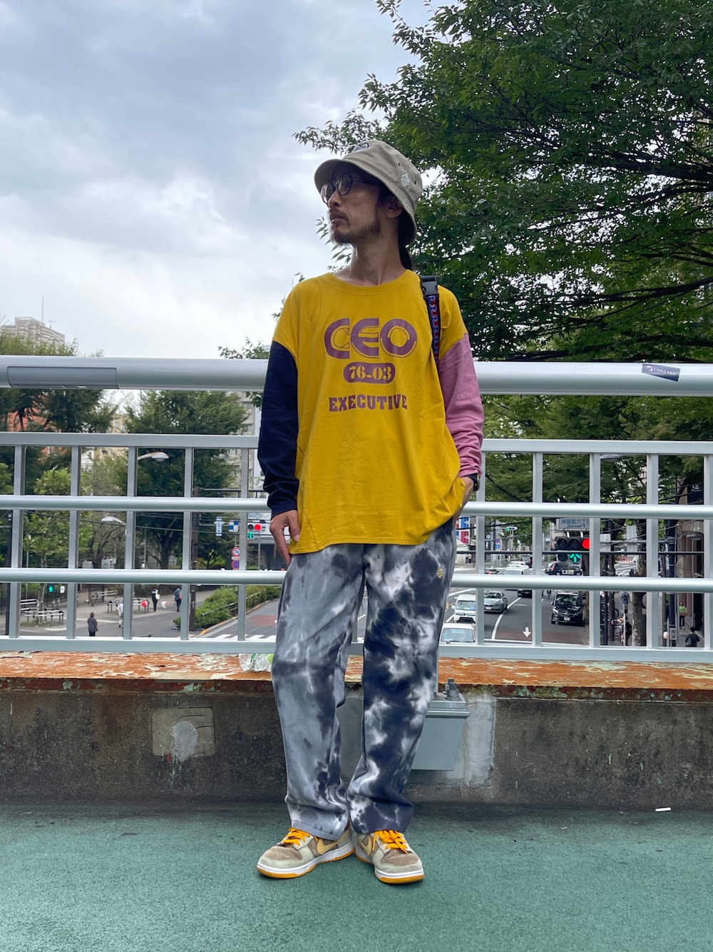 「ALDIES、バケットハット、ハット、アールディーズハット、カットソー、ロンT、アールディーズカットソー、ビックシルエット、シェフパンツ、イージーパンツ、アールディーズパンツ、カジュアルコーデ、カジュアル、秋コーデ、秋」｜「ALDIESのDDC Bucket Hat / ディーディーシーバケットハット（ハット、ベージュ系）」を使った、りょうさん（メンズ・171cm）の秋コーディネートの1枚目の写真