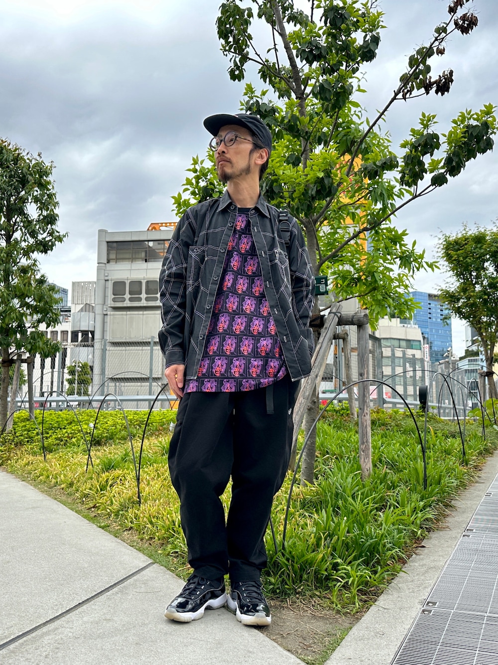 ブラック系のTシャツ/カットソー、ブラック系のシャツ/ブラウス、ブラック系のその他パンツを着用したメンズの春コーディネートの1枚目の写真