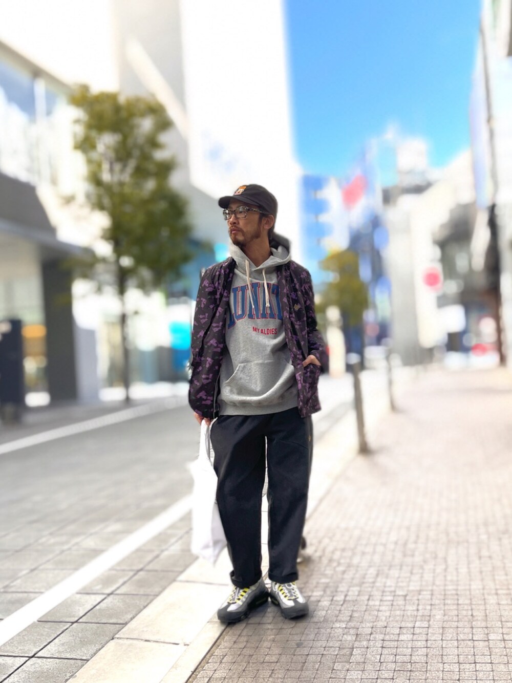 「ALDIES、キャップ、テーラードジャケット、アウター、パーカー、デニムパンツ、シェフパンツ、カジュアル、春コーデ、カジュアルコーデ」｜「ALDIESのBeer Work Cap / ビアーワークキャップ（キャップ、ブラック系）」を使った、りょうさん（メンズ・171cm）の冬コーディネートの1枚目の写真