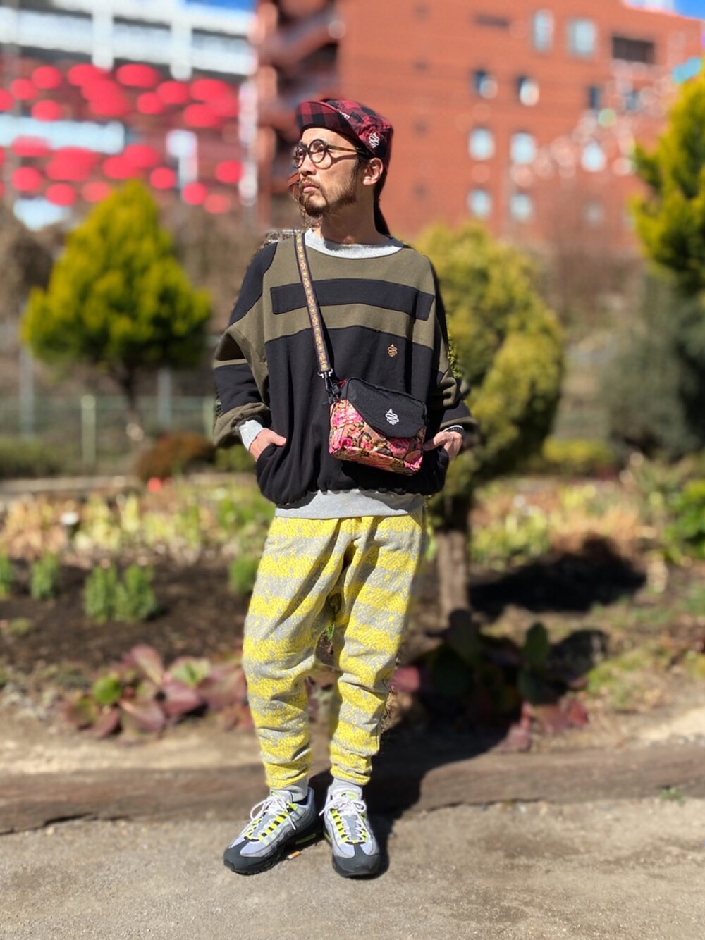 「ALDIES、キャップ、トレーナー、ビックシルエット、スウェット、スウェットパンツ、サルエルパンツ、ショルダーバッグ、カジュアル、春コーデ」｜「ALDIESのEnormous Sweat(Olive)（スウェット、その他）」を使った、りょうさん（メンズ・171cm）の冬コーディネートの1枚目の写真