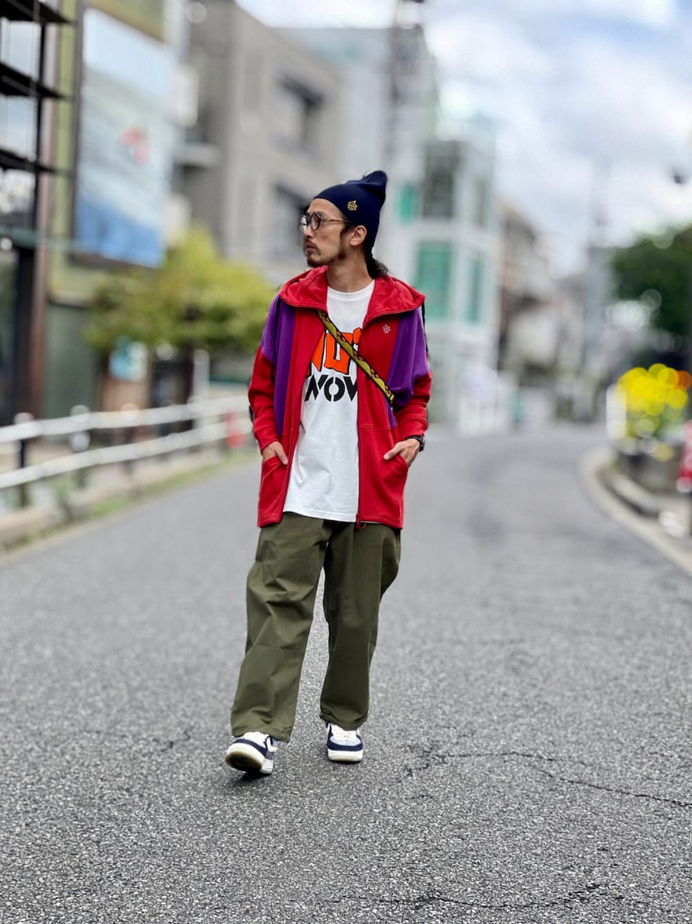 ホワイト系のTシャツ/カットソー、レッド系のパーカー、その他のその他パンツを着用したメンズの秋コーディネートの1枚目の写真